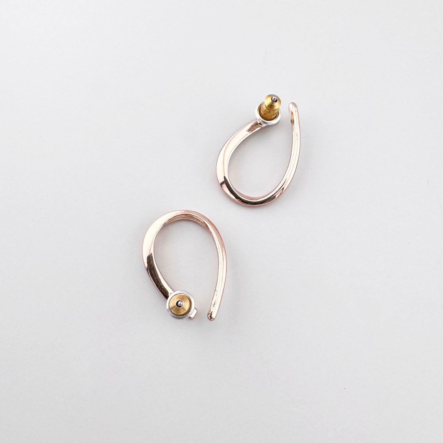 Boucles asymétriques en or rose avec zirconiums scintillants