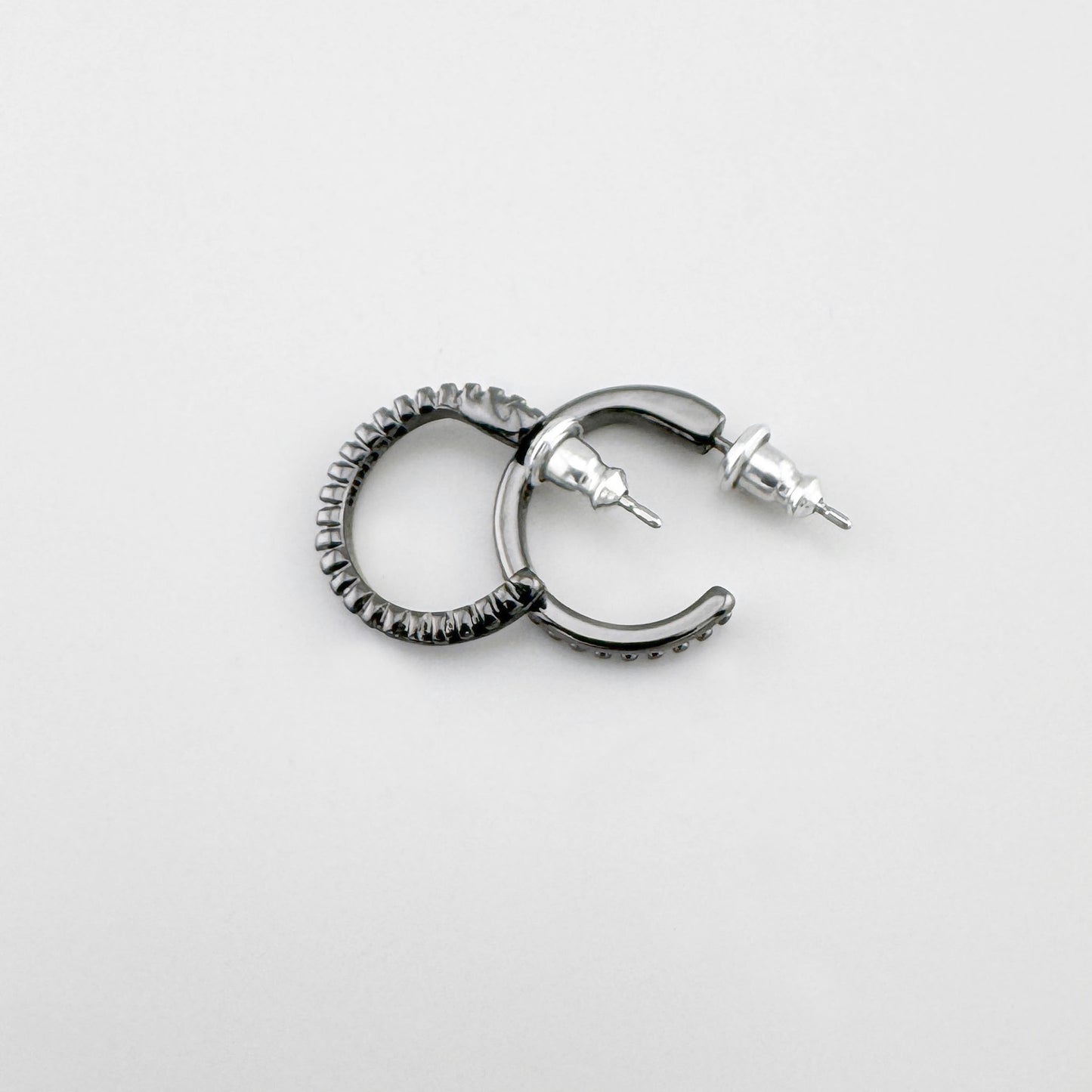Boucles d’oreilles demi-créoles noires au design structuré et industriel
