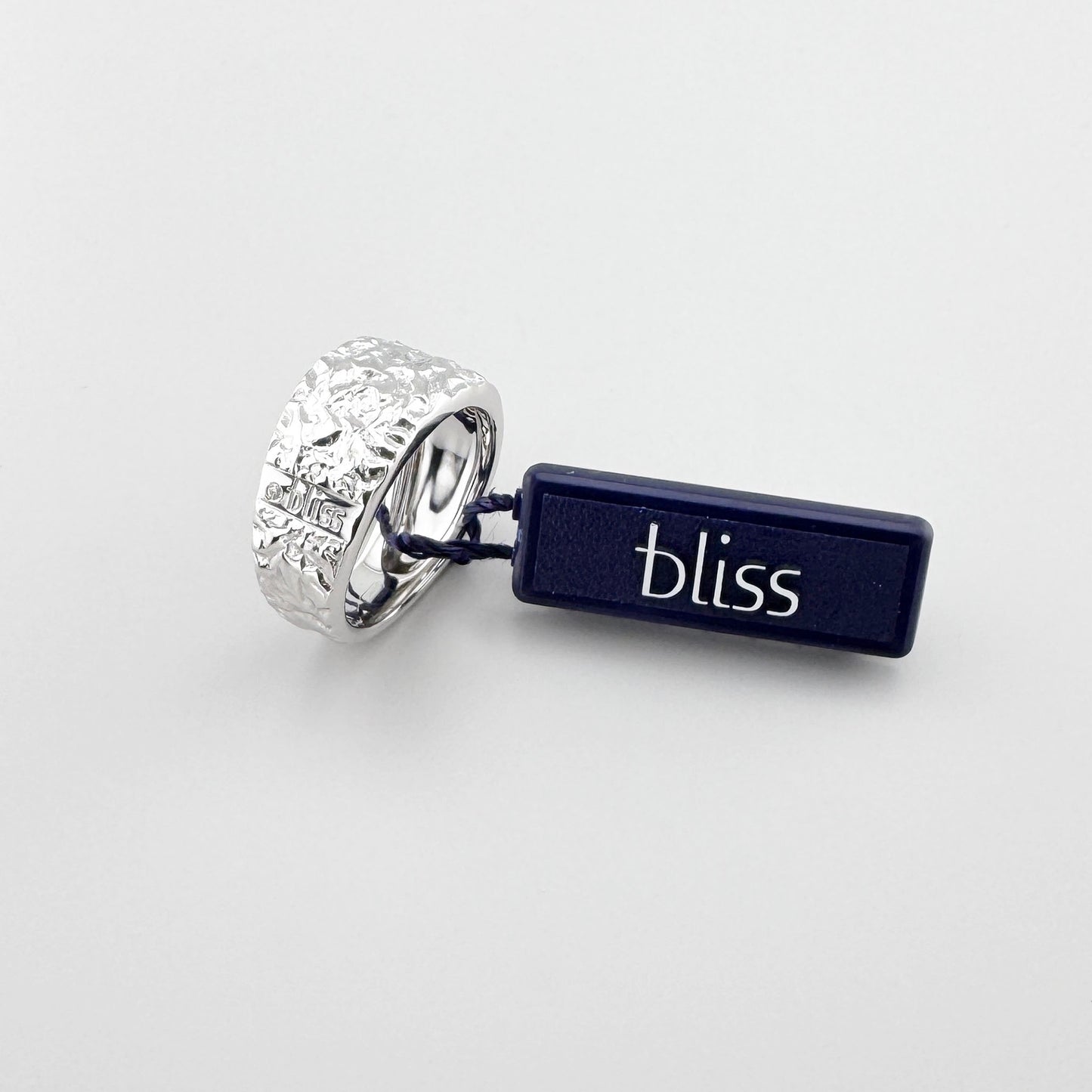 Anillo martillado Bliss Gioielli con textura irregular y brillo plateado