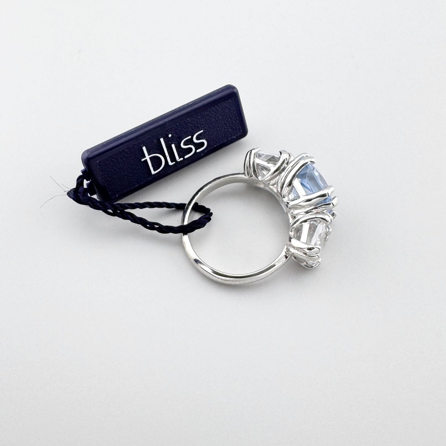 Каблучка Bliss Gioielli з трьома каменями на руці