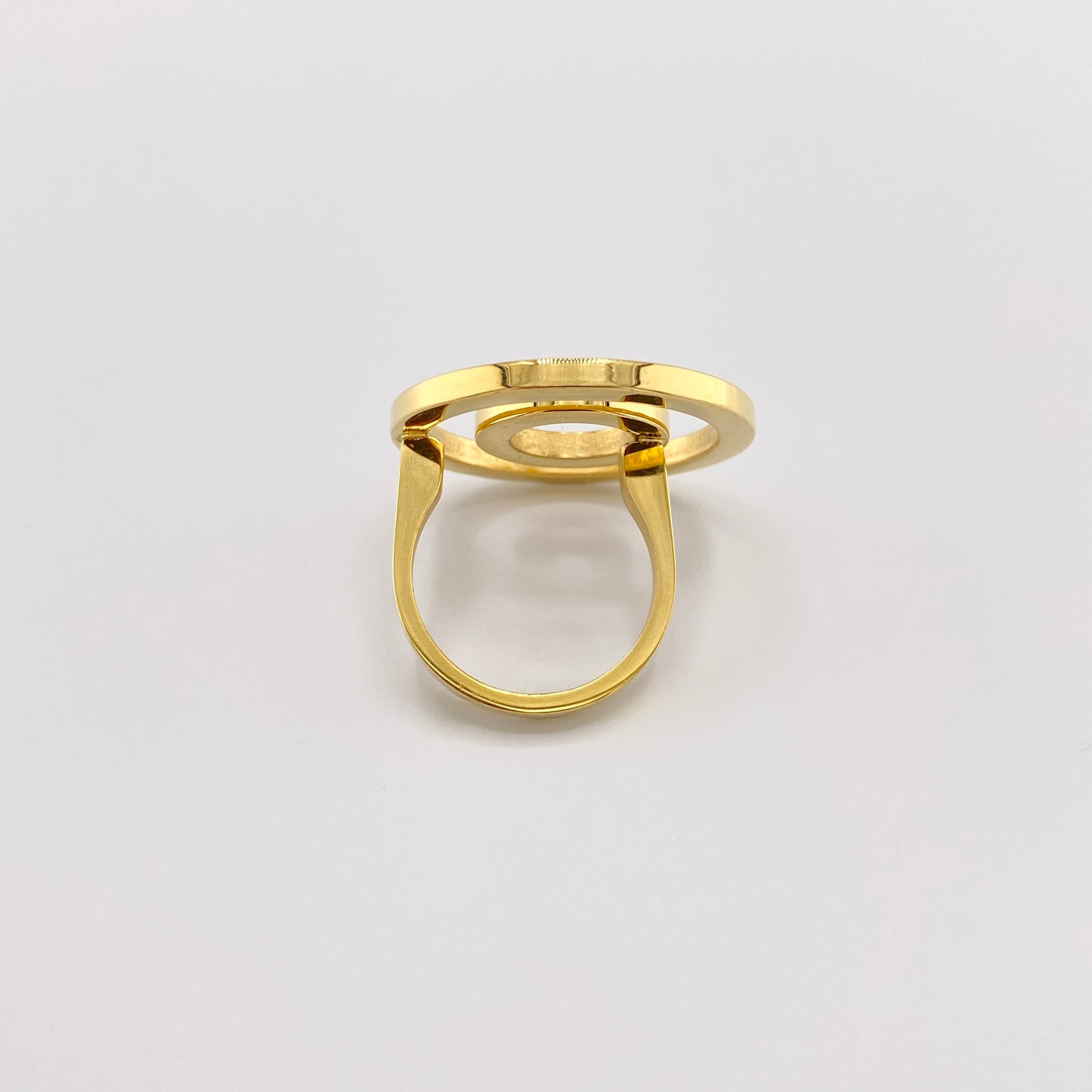 Vue de dessus d’une bague dorée avec design géométrique contemporain