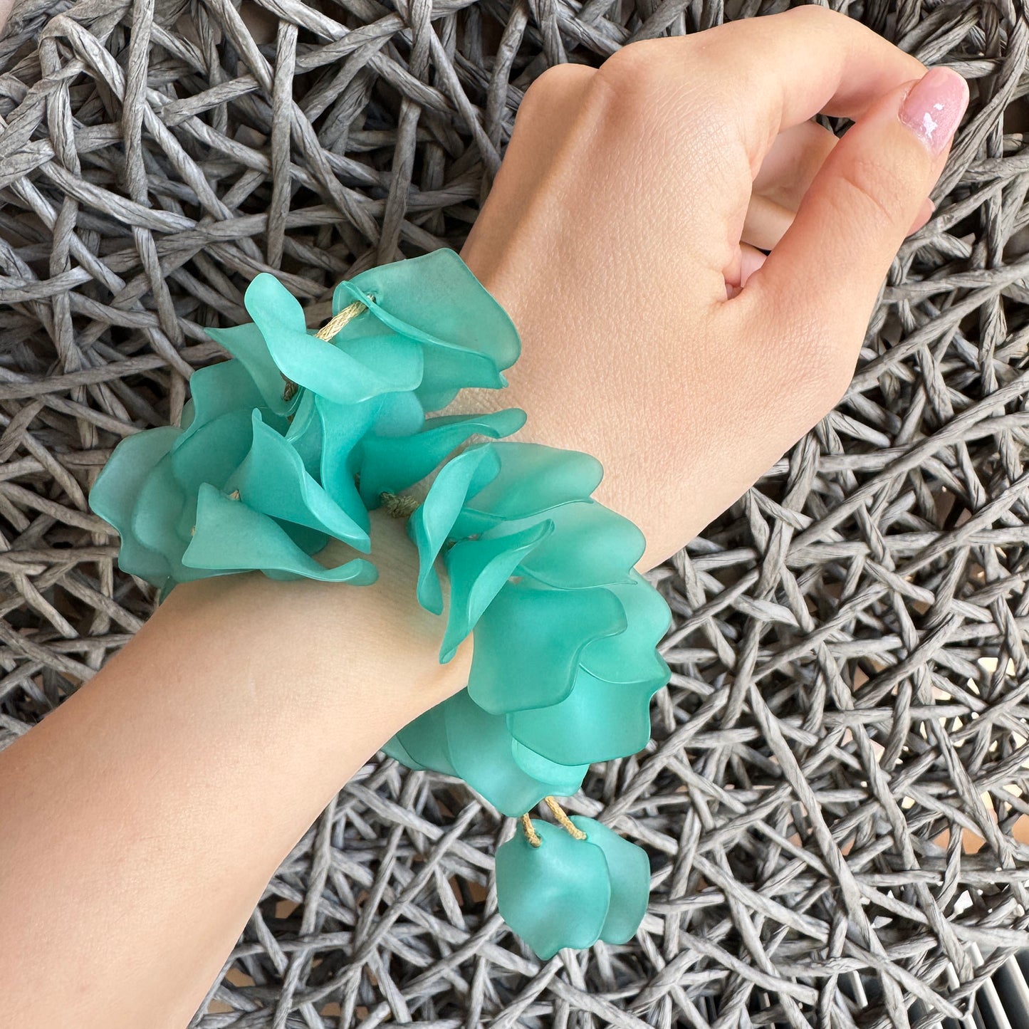 Pulsera bohemia de pétalos turquesa ideal para conjuntos artísticos