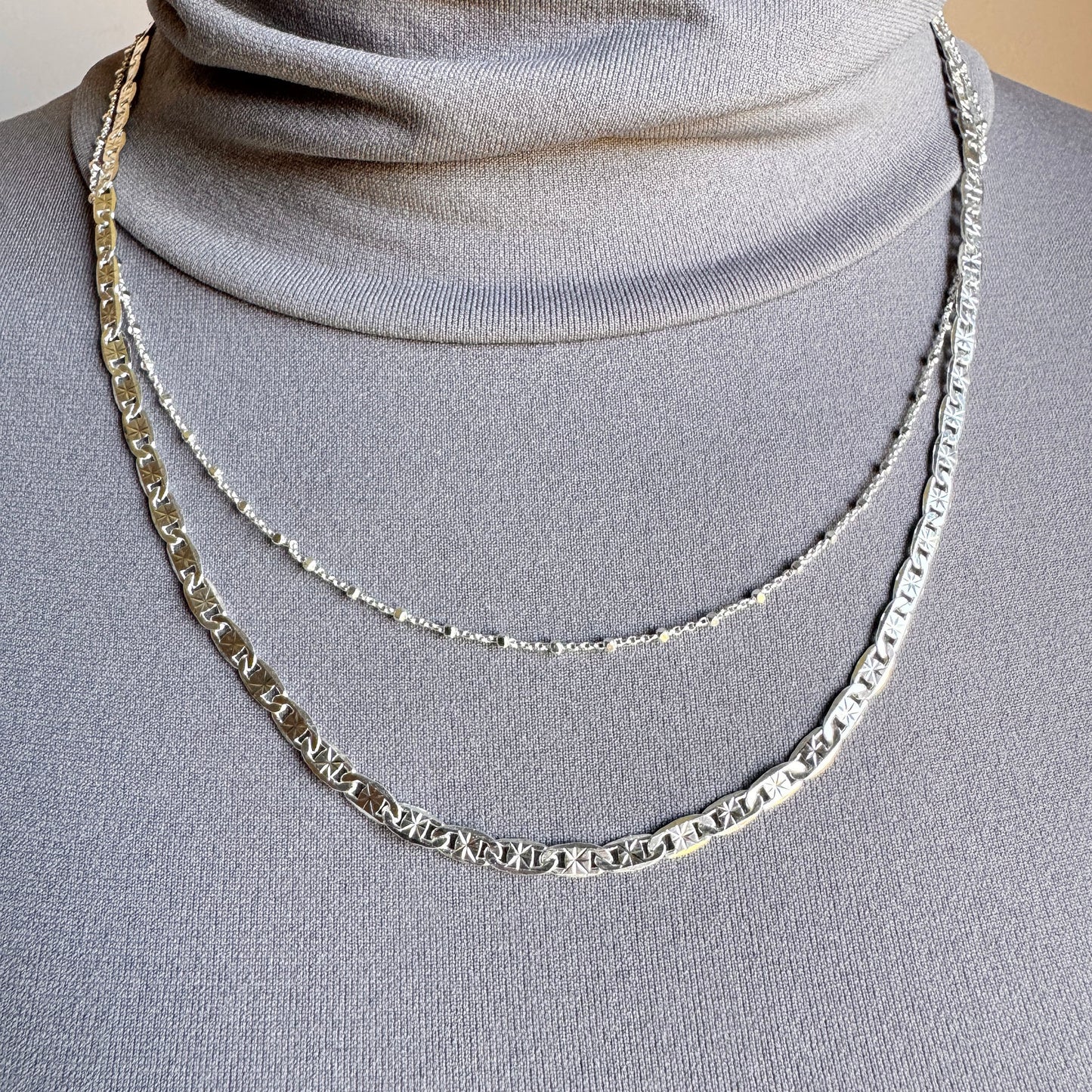 Two-layer necklace with delicate beads and hammered chain for a minimalist style