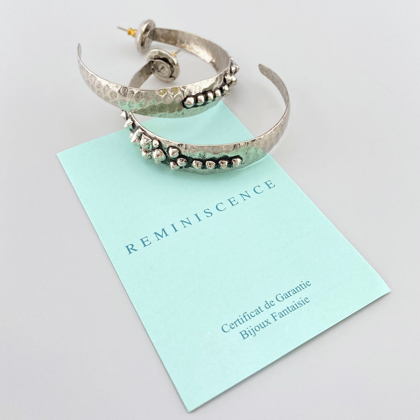 Pendientes de aro estilo étnico en plata con textura martillada artesanal