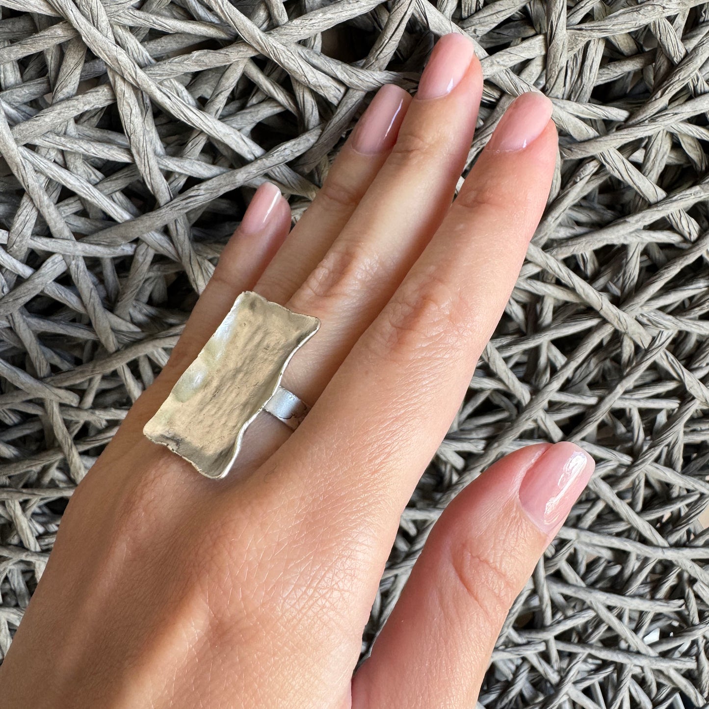 Rechteckiger Ring mit Patina im Used-Look getragen auf der Hand