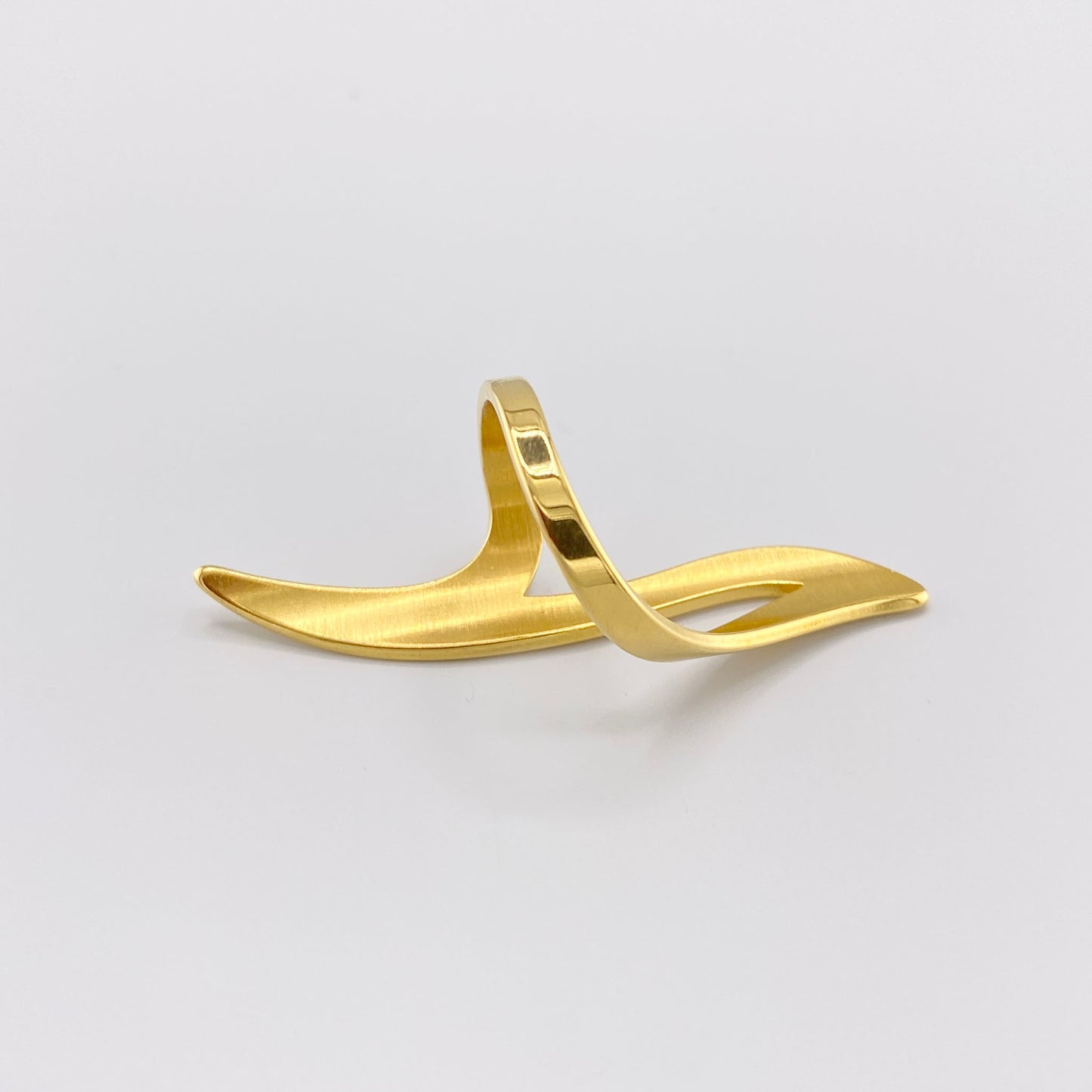 Bague ondulée dorée au design organique et sculptural à la forme fluide