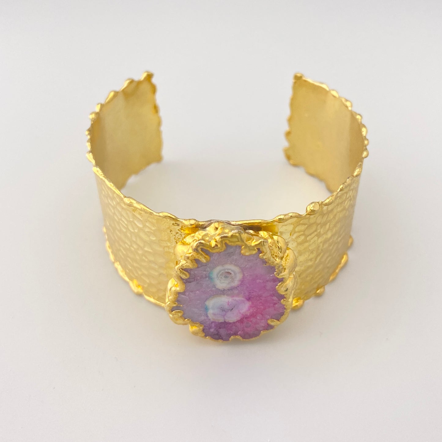 Bracelet doré avec tourmaline rose et violette et structure martelée
