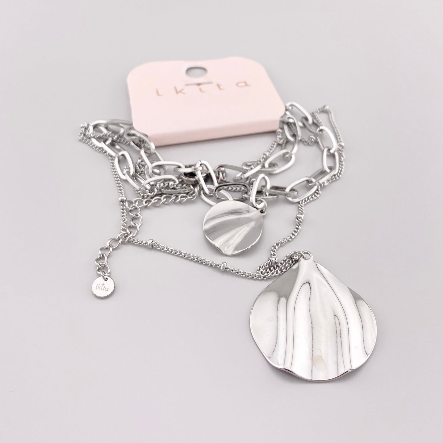 naszyjnik z zawieszkami