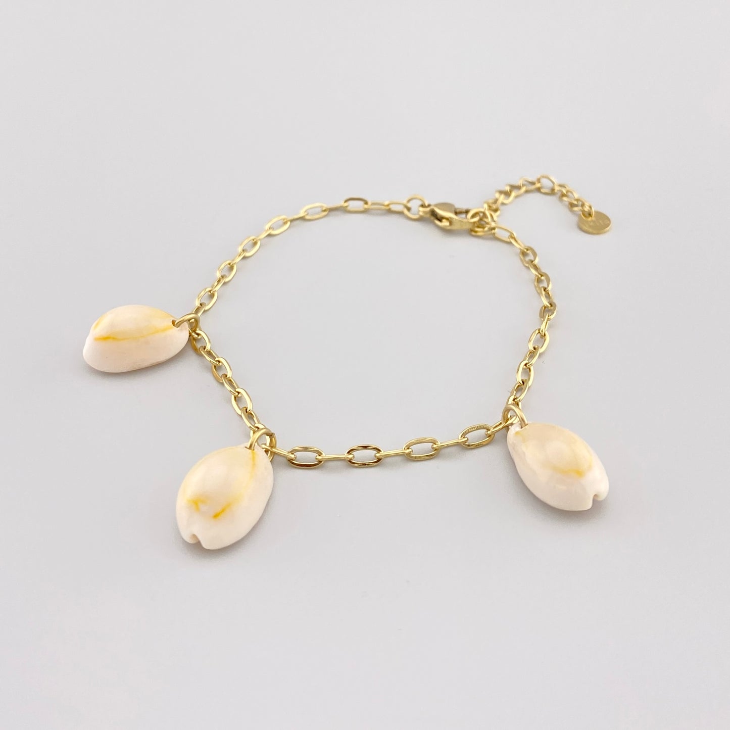 bransoletka z muszelek na nogę