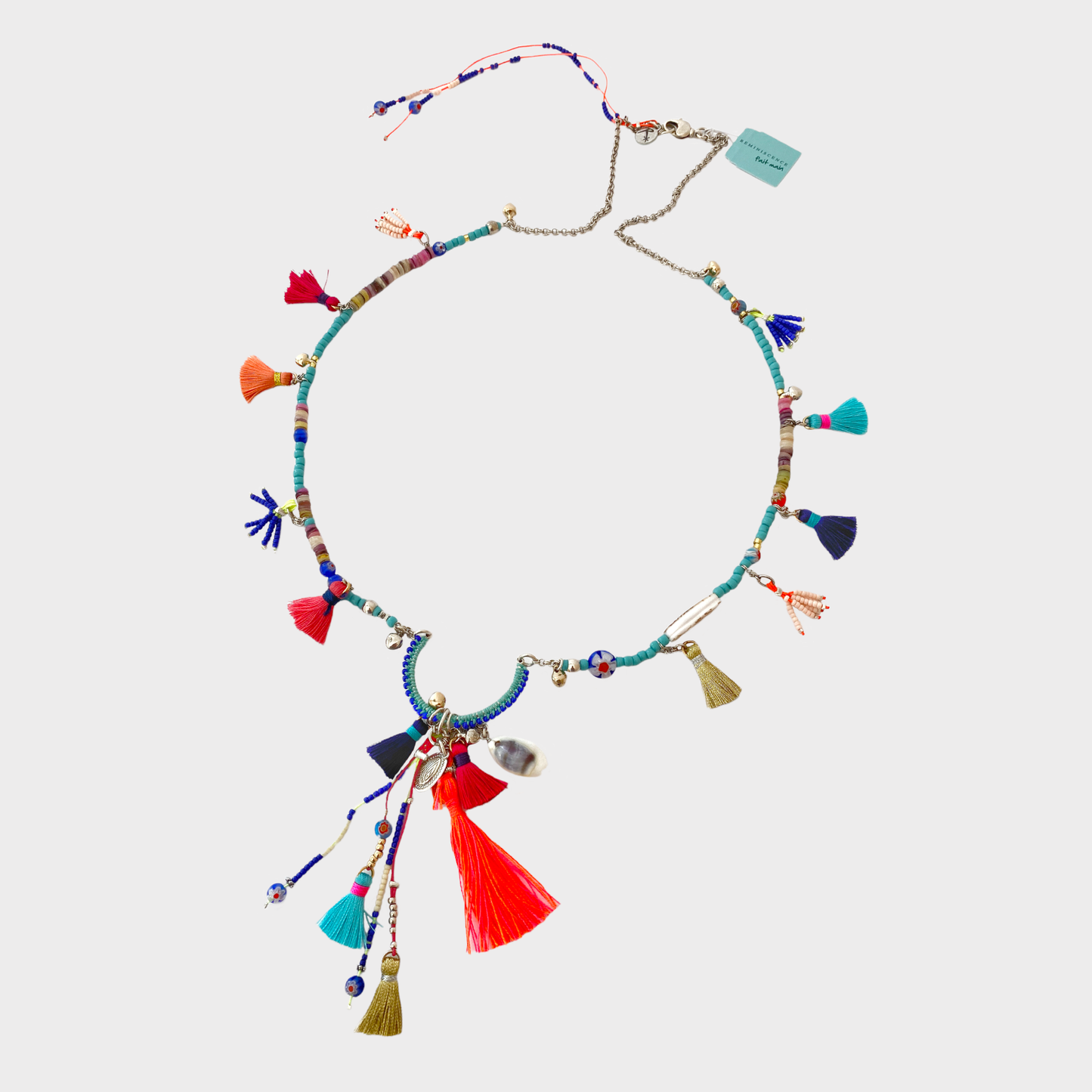 Lange Boho-Halskette mit bunten Fransen, Perlen und Muscheln im leichten Stil