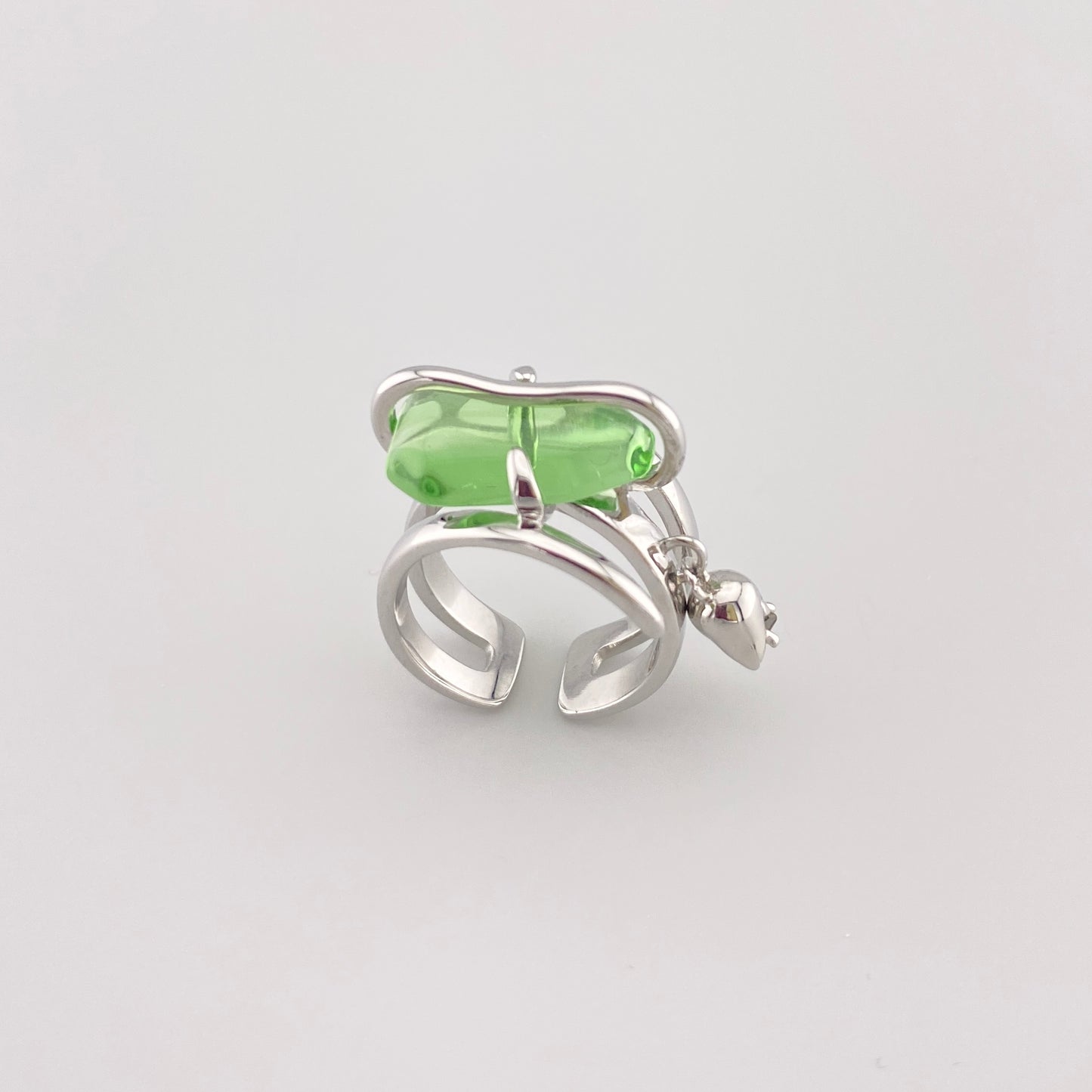 Anillo abierto con piedra verde en diseño moderno de plata