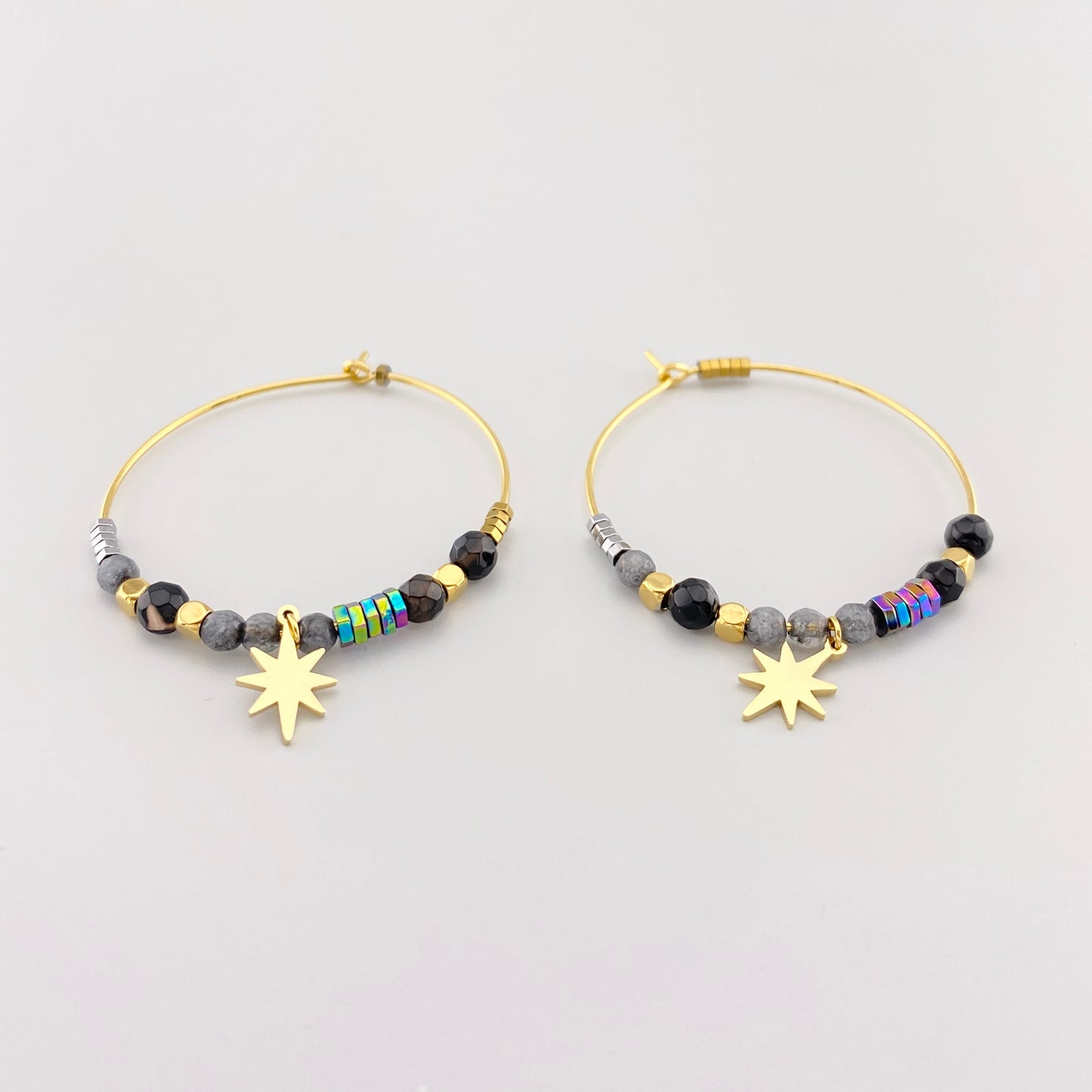 Aros dorados con piedras naturales y colgante de estrella brillante