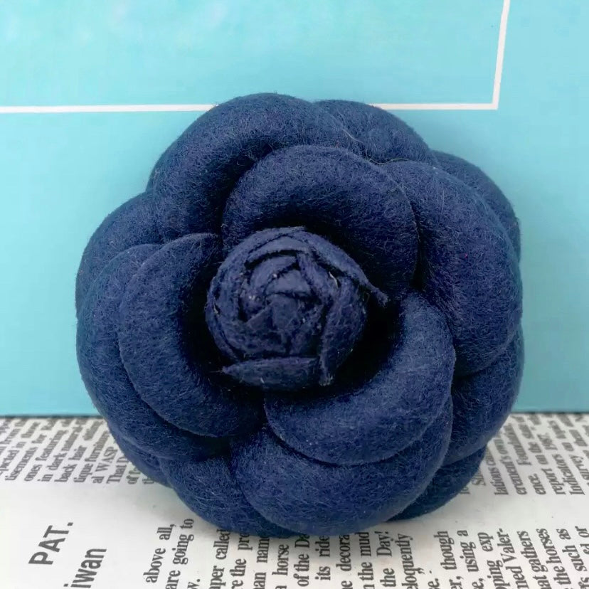 Dekorative Filzblume in Dunkelblau mit stilvollem Design
