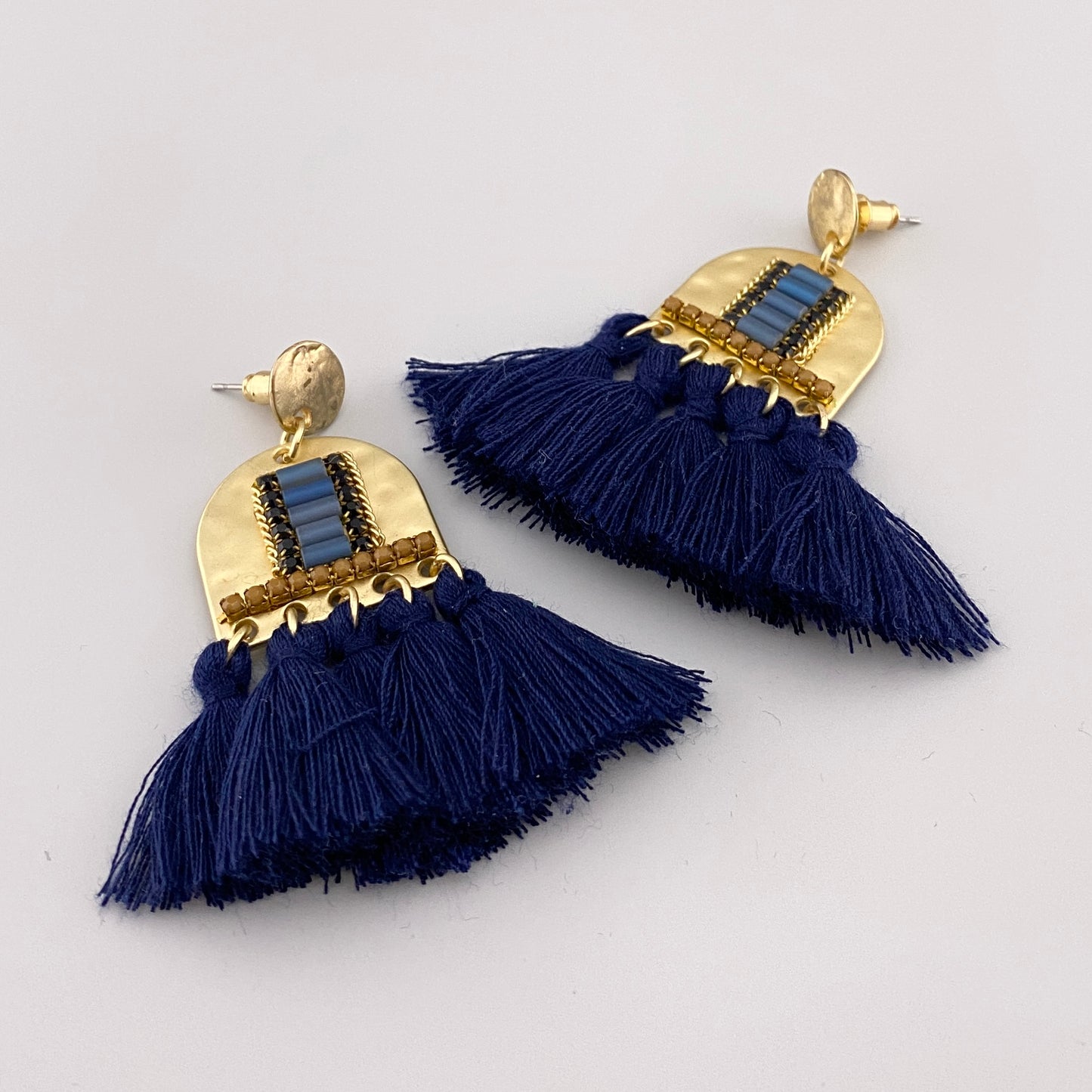 Pendientes boho azul marino con flecos y base dorada