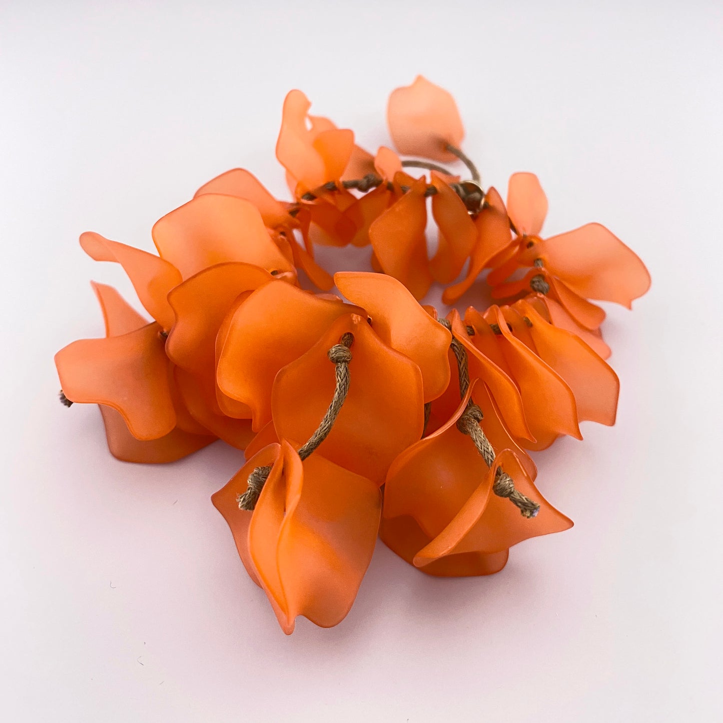 Bracelet floral en pétales corail avec forme volumineuse