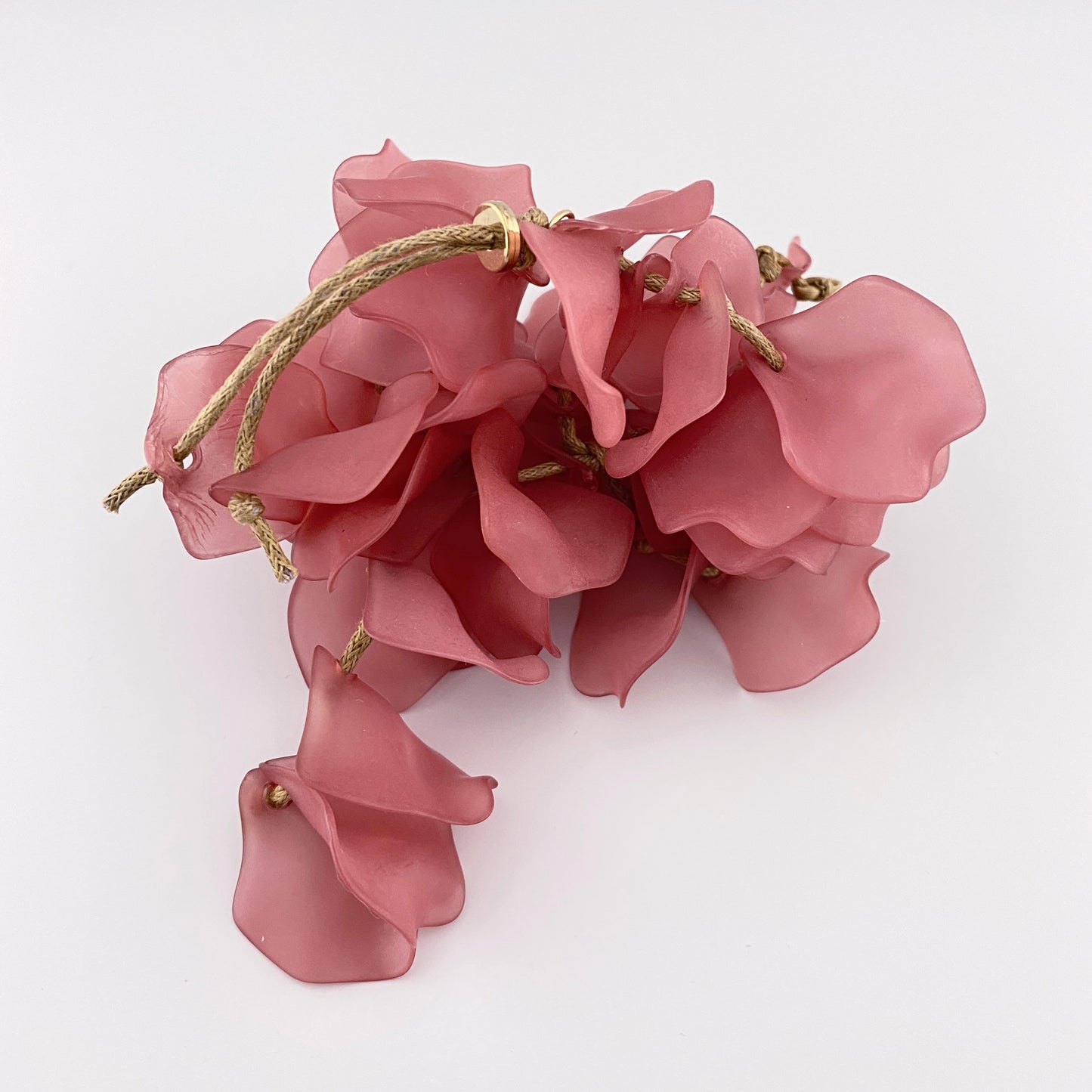 Bracelet tendance en pétales rose poudré avec volume floral