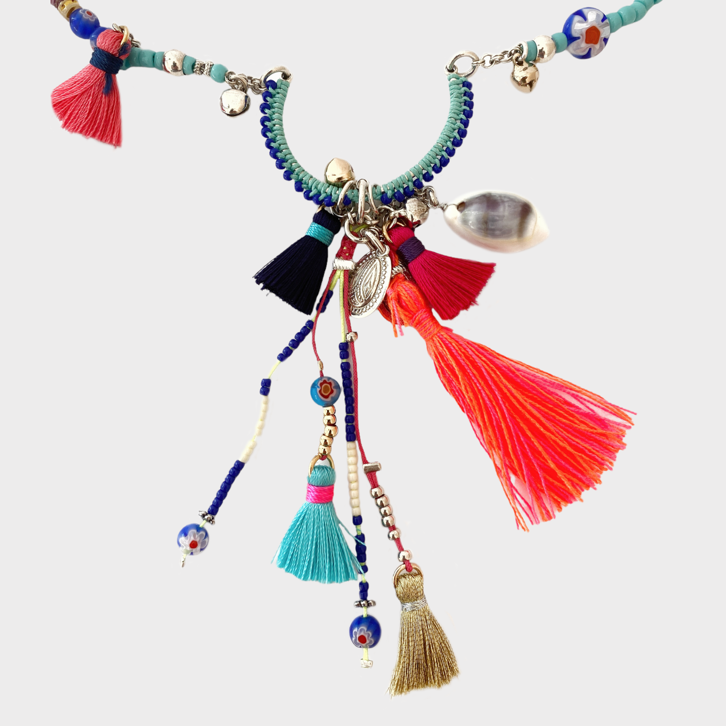 Collier long bohème coloré avec franges, perles et coquillages