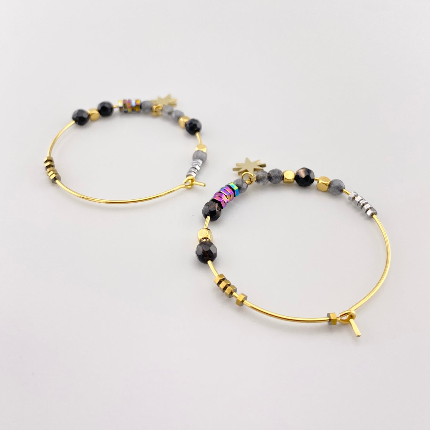 Créoles dorées avec pierres multicolores et pendentif étoile