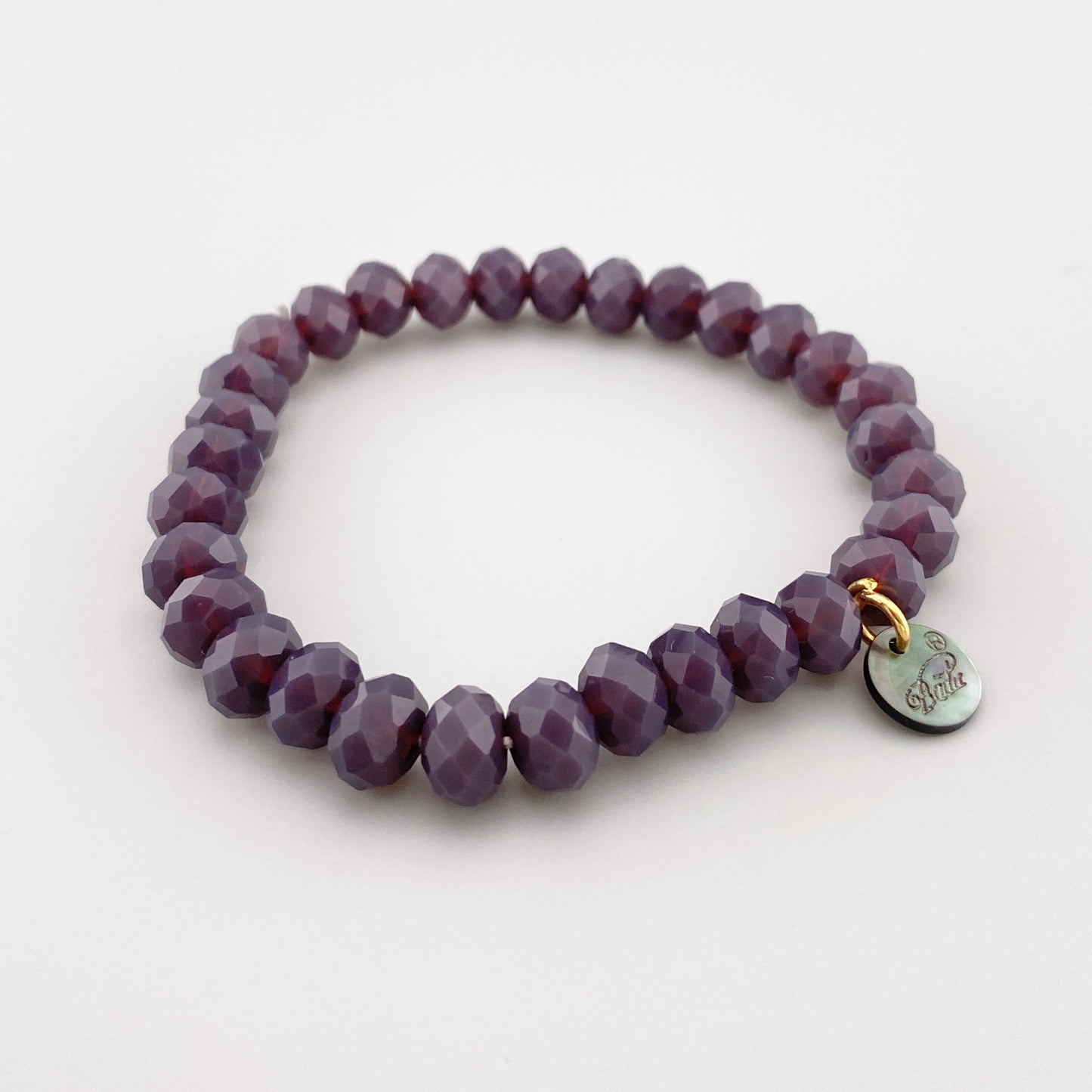 Bracelet élastique en perles violettes scintillantes avec médaille