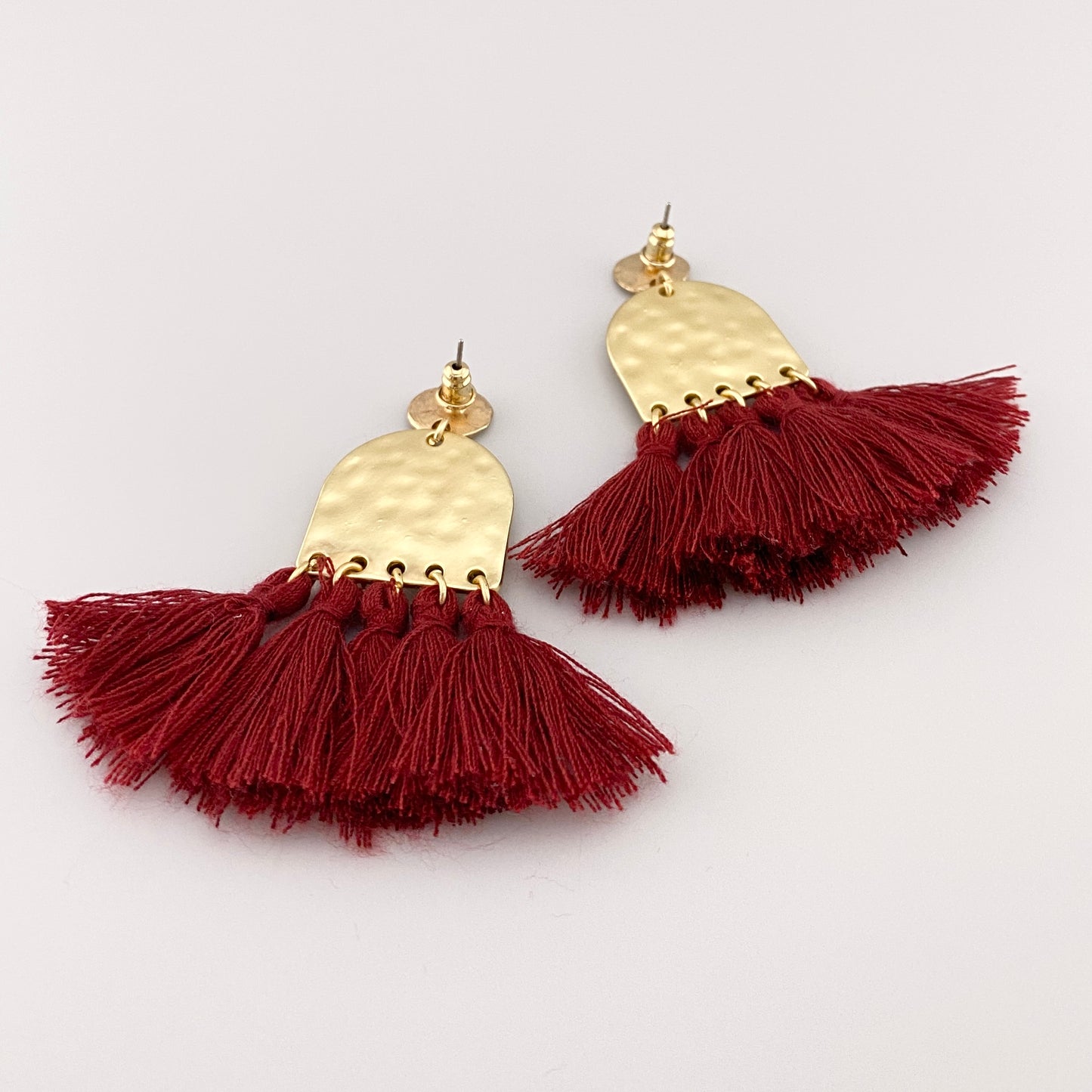 Pendientes boho con flecos rojos y detalles en dorado
