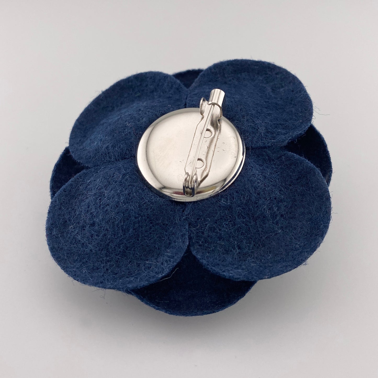 Broche de flor de fieltro azul con cierre metálico artesanal