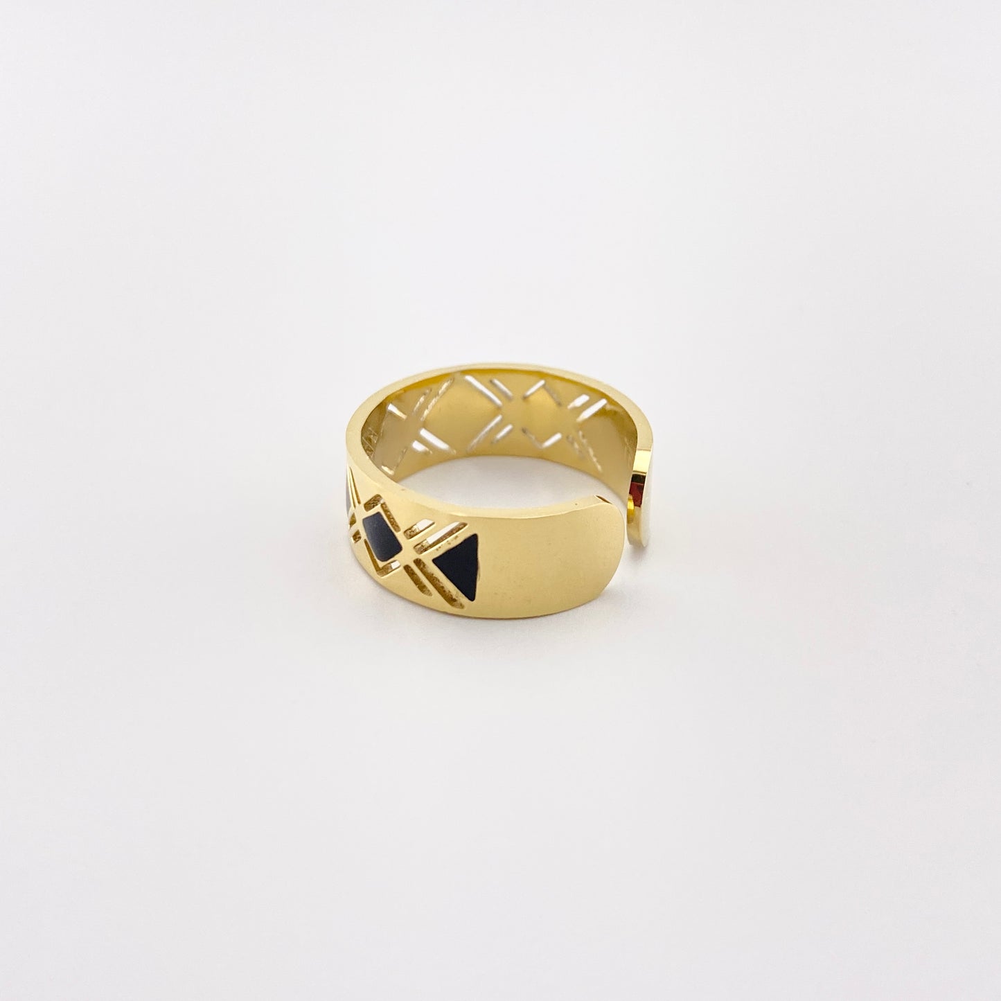 Bague IRL dorée à motif géométrique avec émail noir vue en angle
