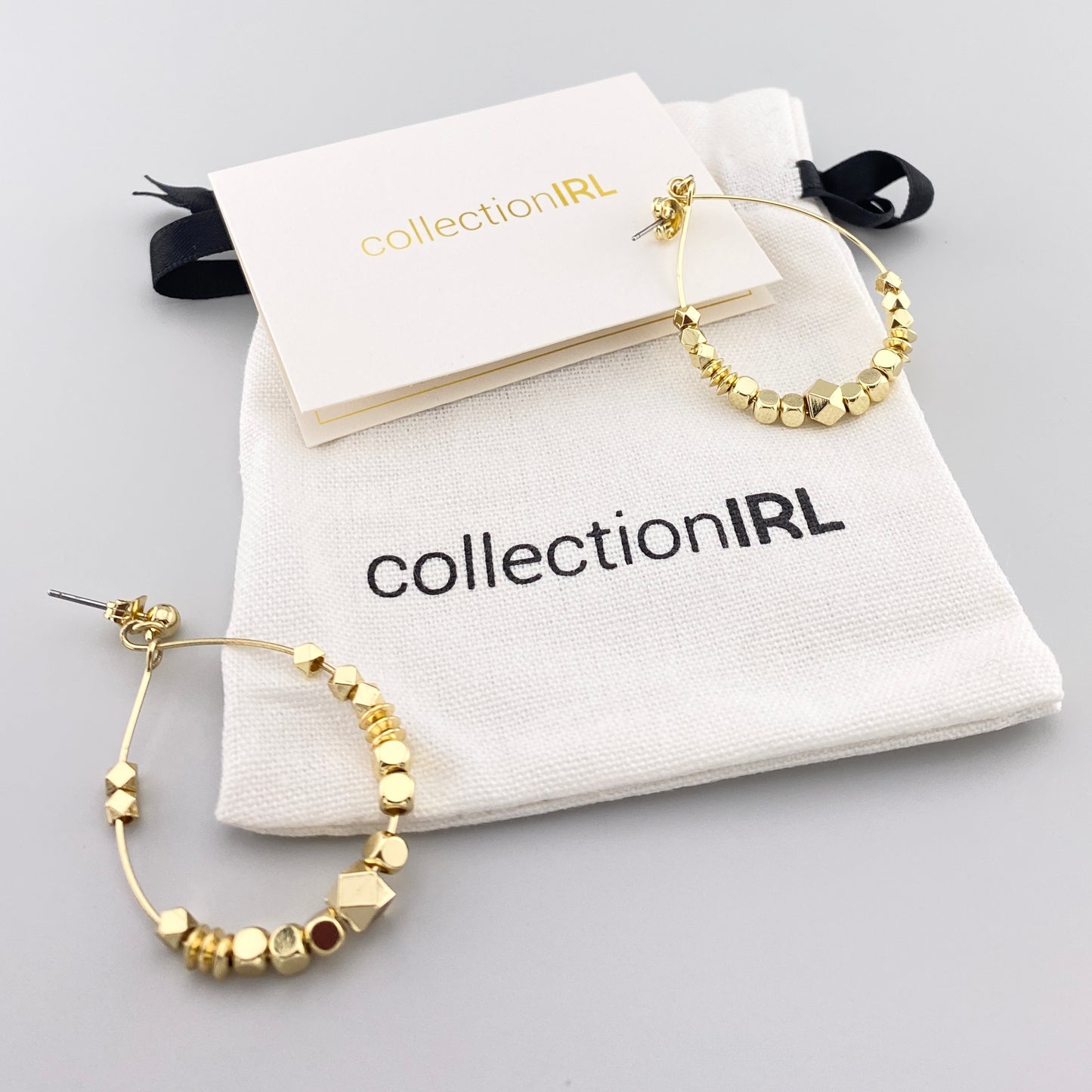 Boucles d’oreilles goutte dorées avec détails facettés et pochette IRL