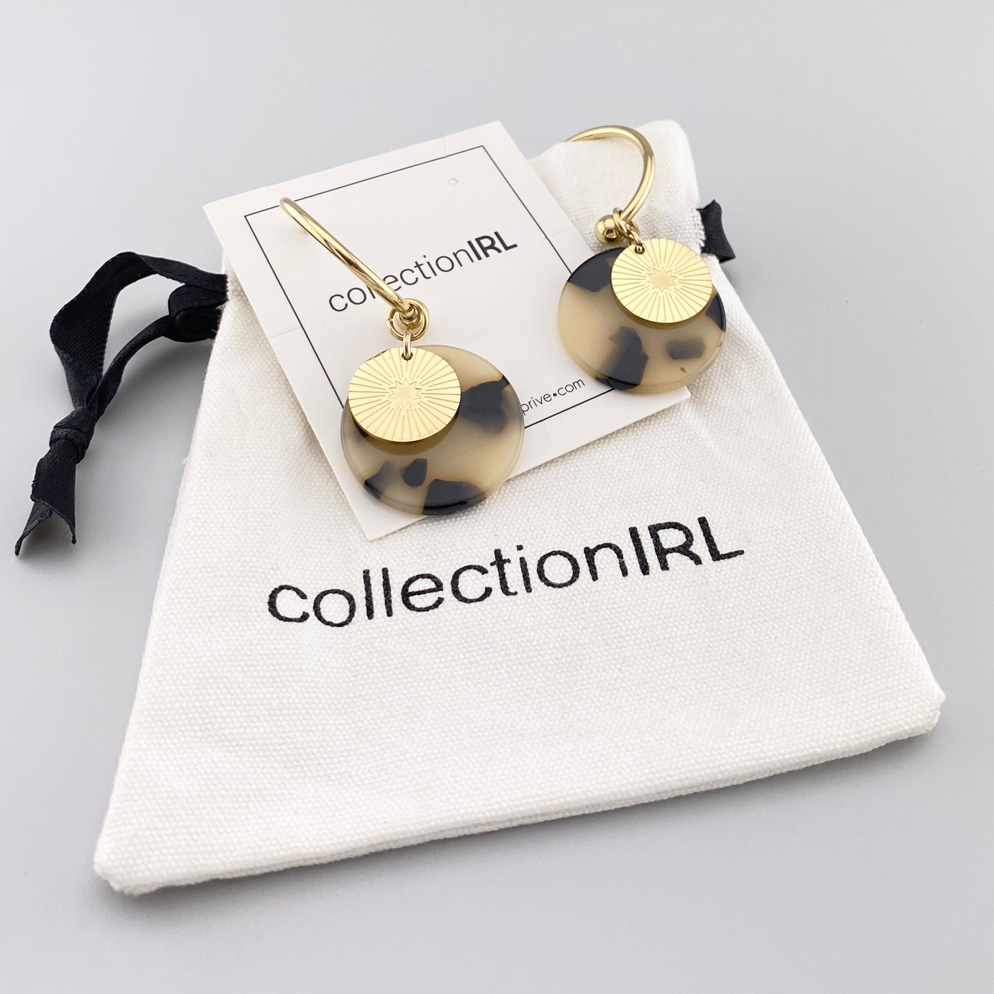 Créoles dorées IRL avec disque étoilé et pendentif en acrylique