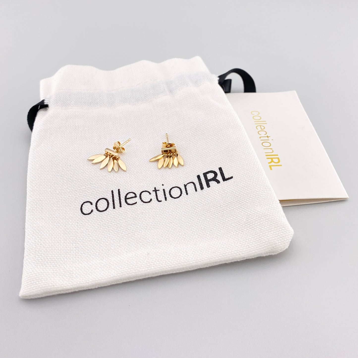 Boucles d’oreilles mini IRL dorées en forme de feuilles avec pochette griffée