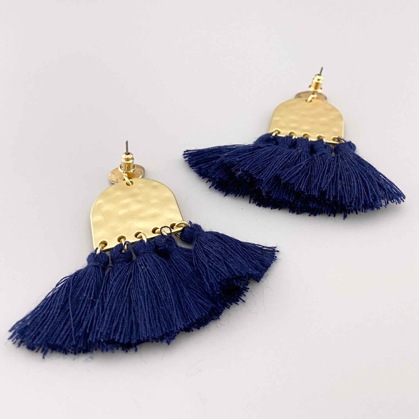 Серьги с тёмно-синей бахромой и золотыми вставками в стиле бохо