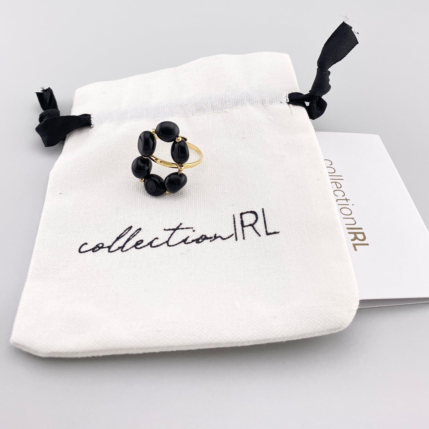 Bague IRL dorée avec onyx naturel, vue en angle