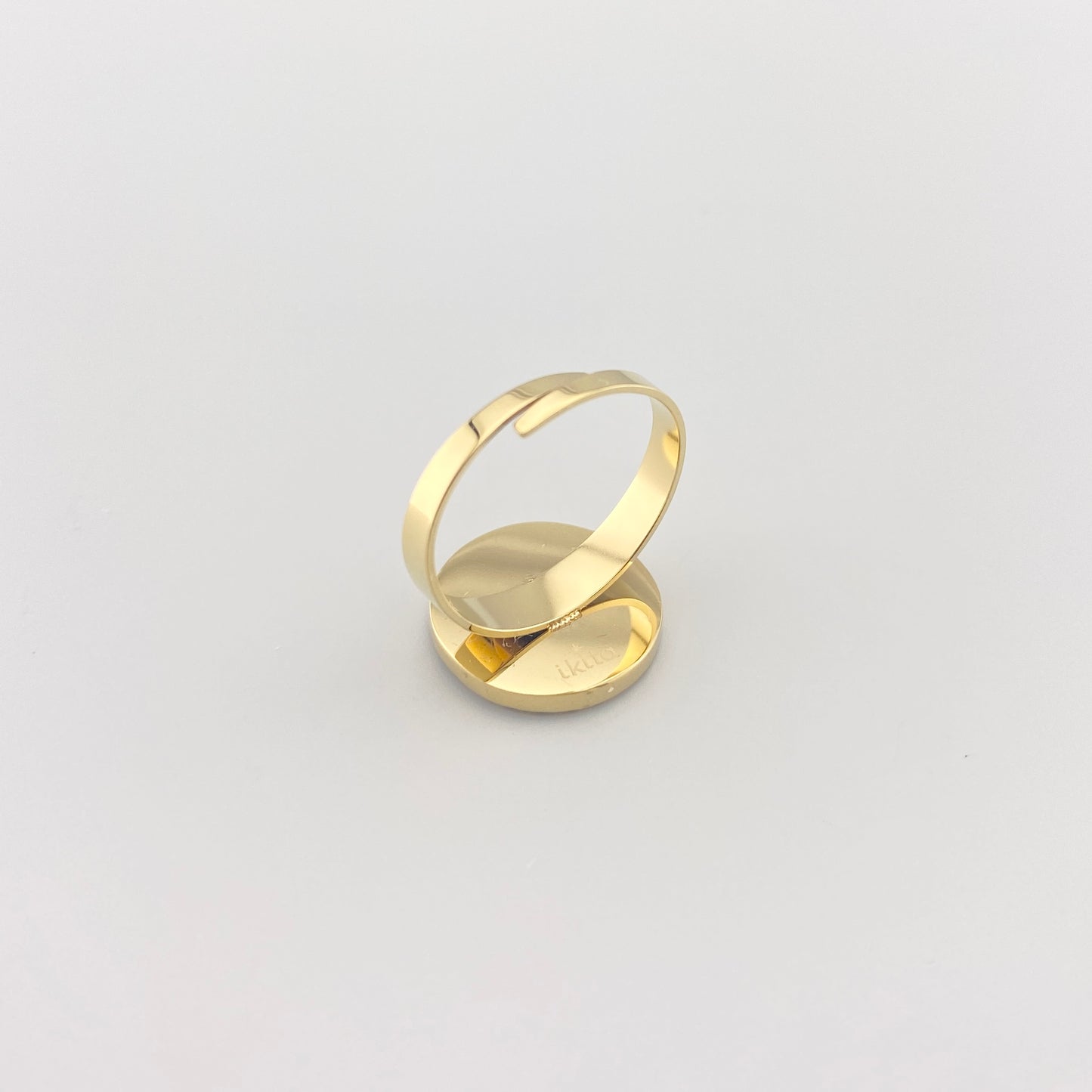 Bague dorée IRL avec rose et émail noir au style art déco