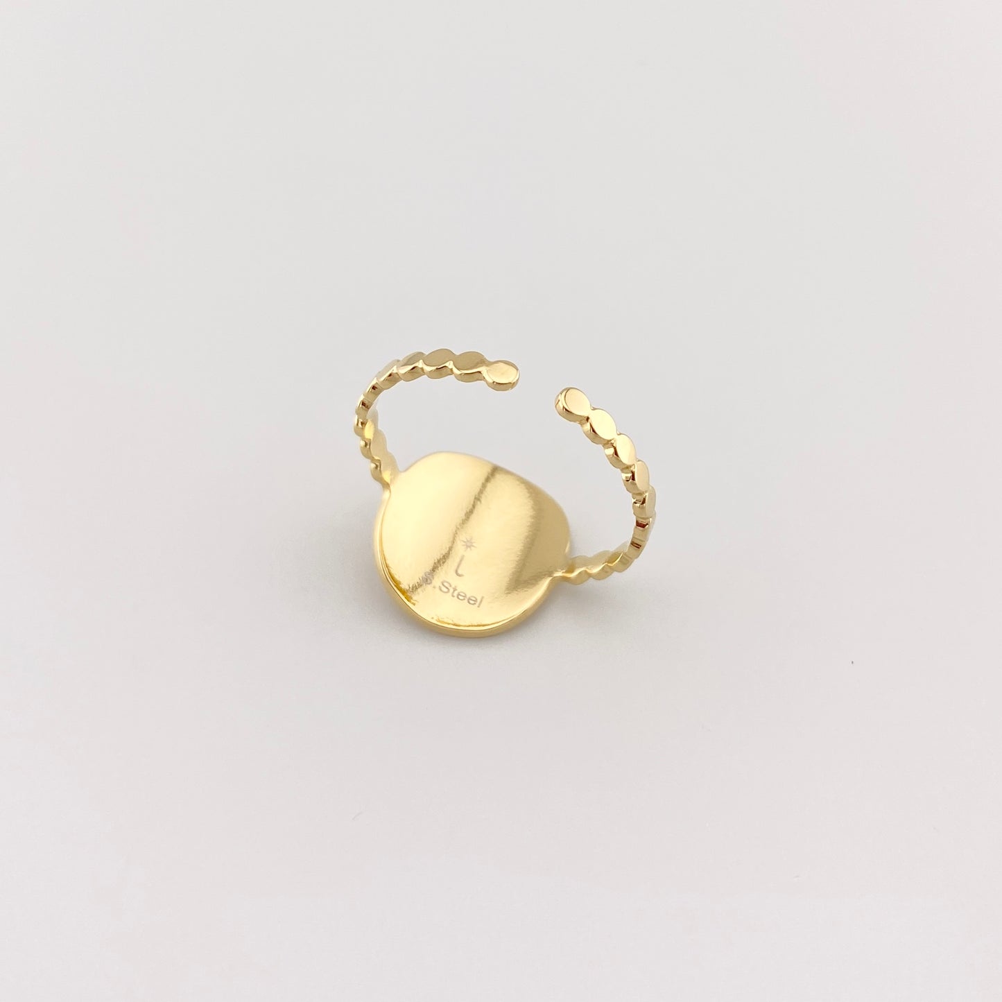 Anillo dorado IRL con estrella y cristal visto de perfil
