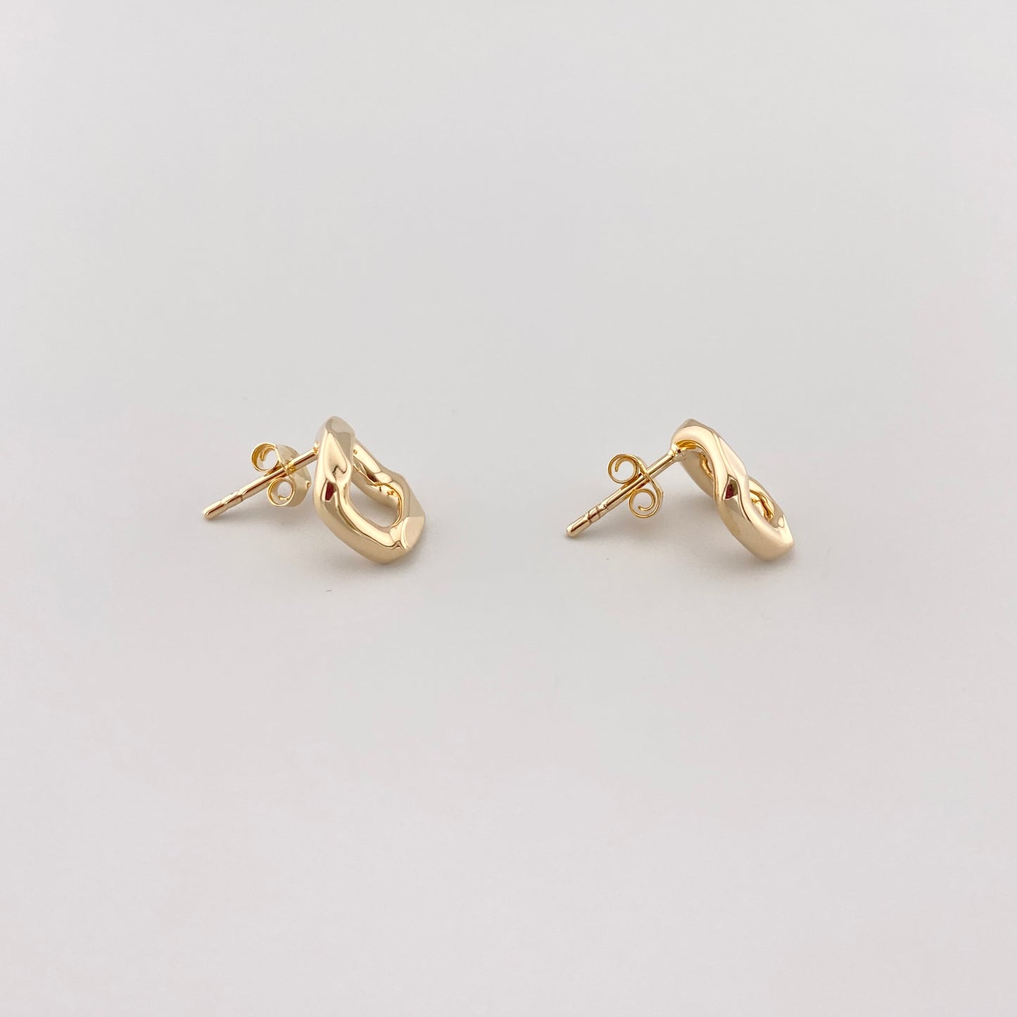 Aros geométricos dorados con diseño de cuadrado abierto