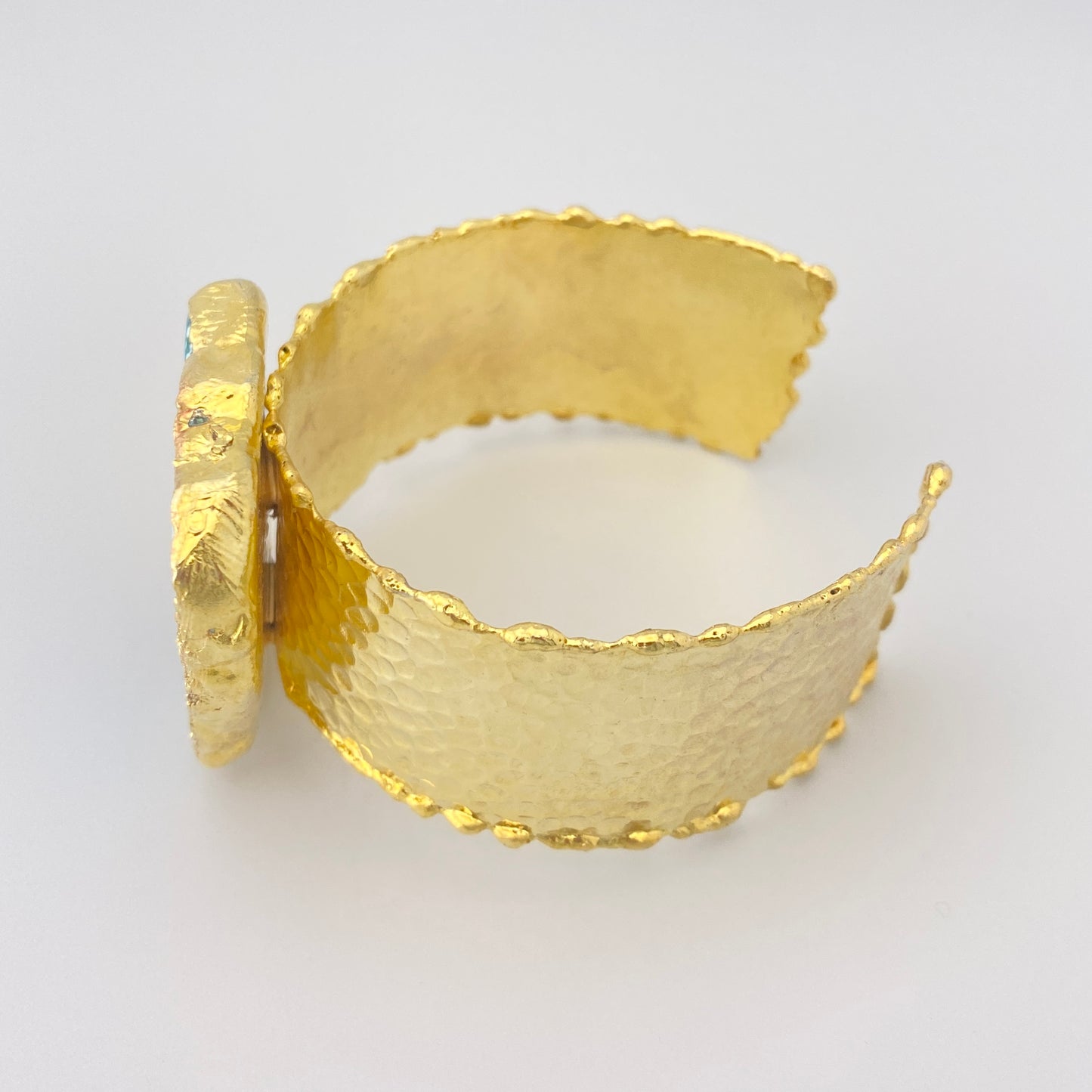 Brazalete ancho dorado con turquesa natural y acabado martillado