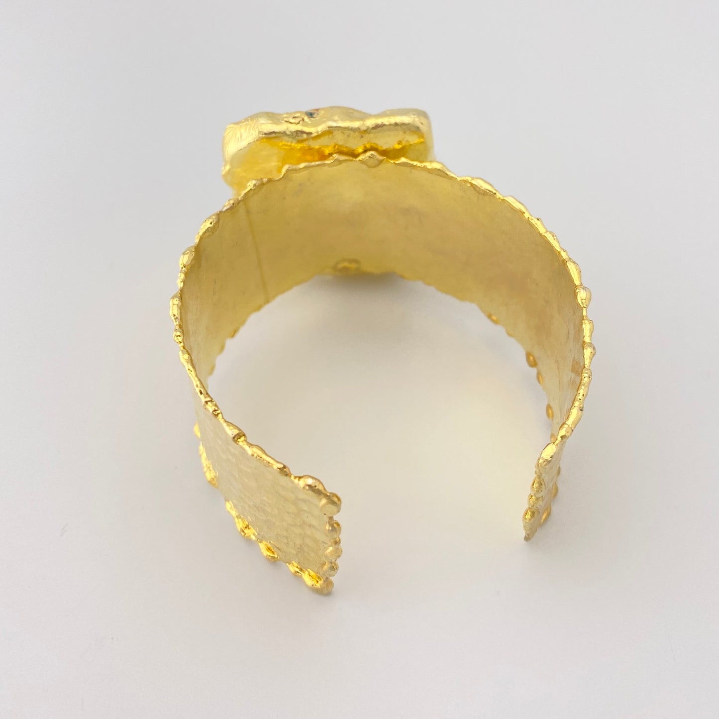 Bracelet manchette doré avec turquoise naturelle et surface martelée