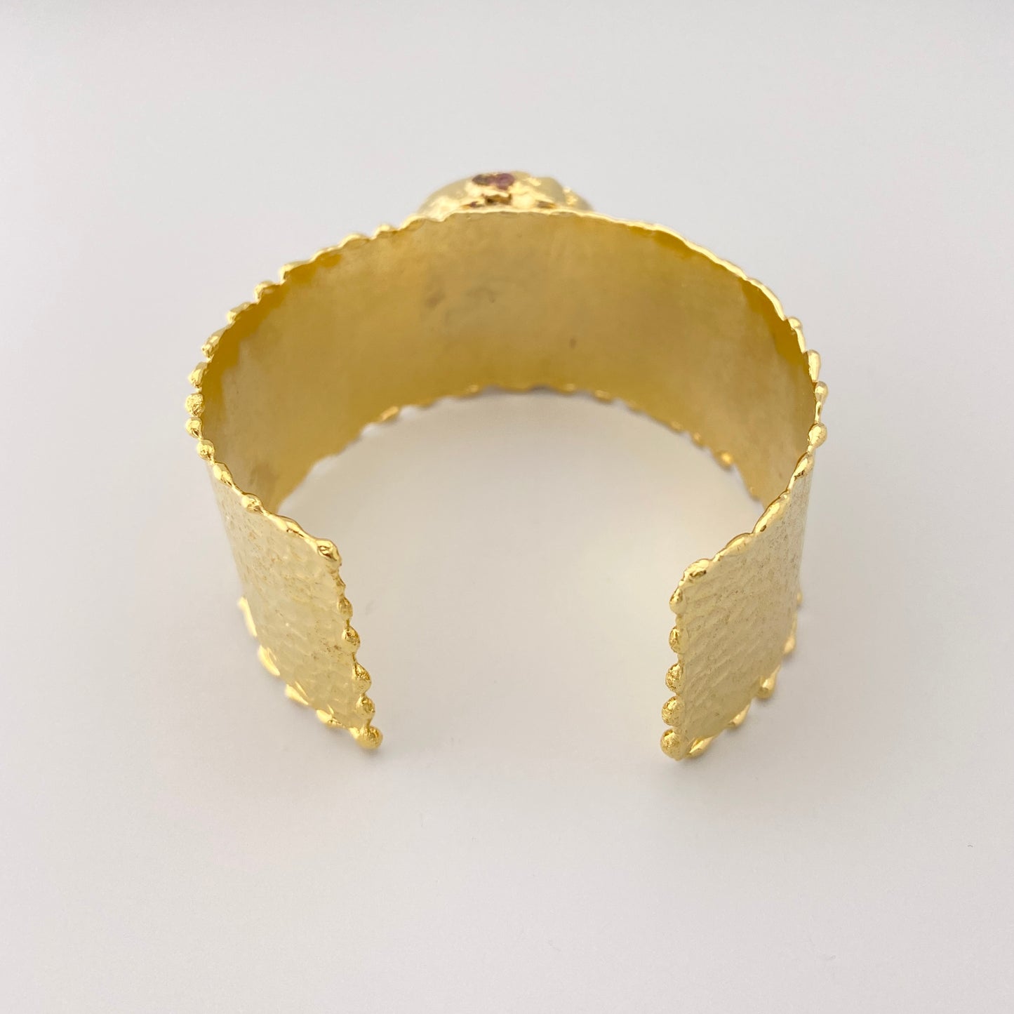 Gold-plated cuff bracelet with pastel tourmaline stone and hammered texture