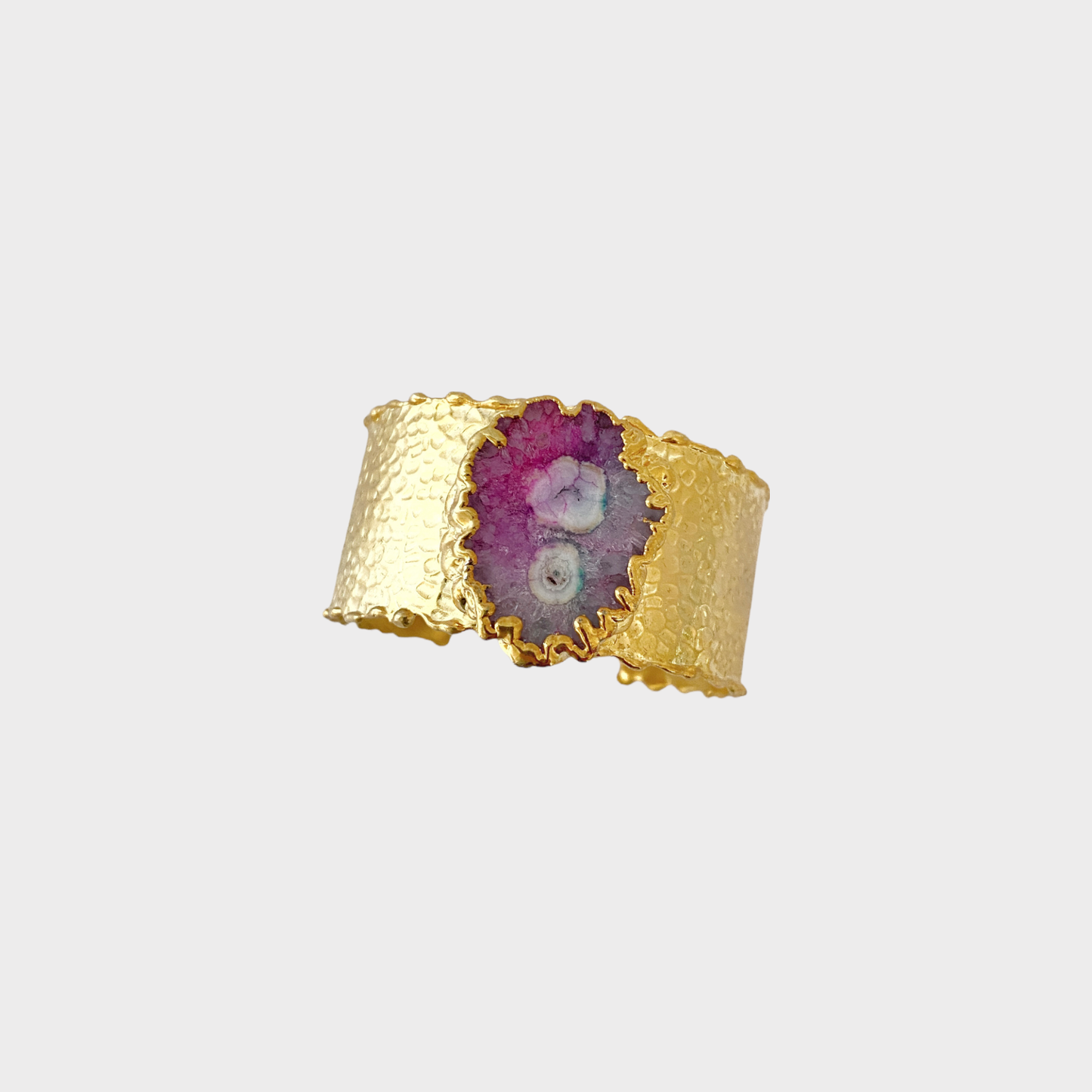 Vergoldetes Armband mit intensiver pink-violetter Turmalinstein und handgearbeiteter Oberfläche