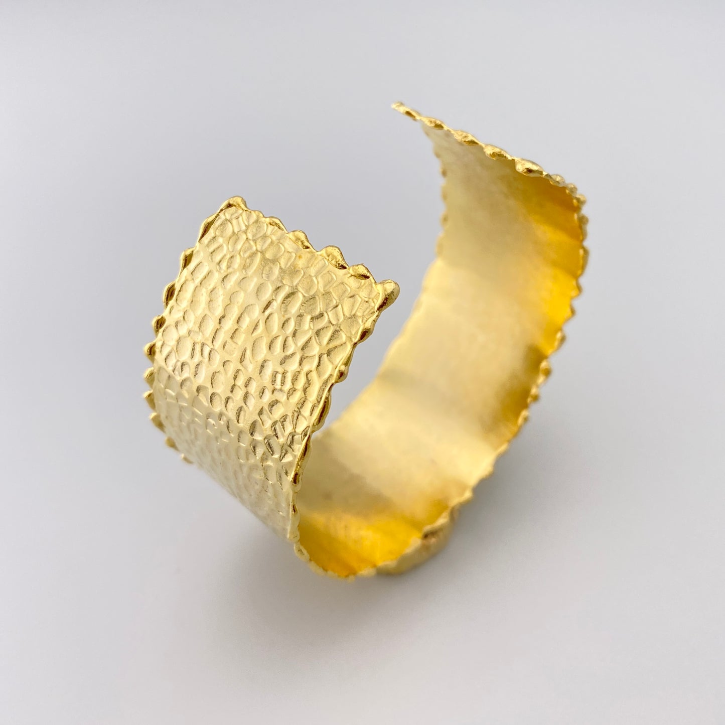 Brazalete dorado con turmalina de colores suaves y diseño artístico