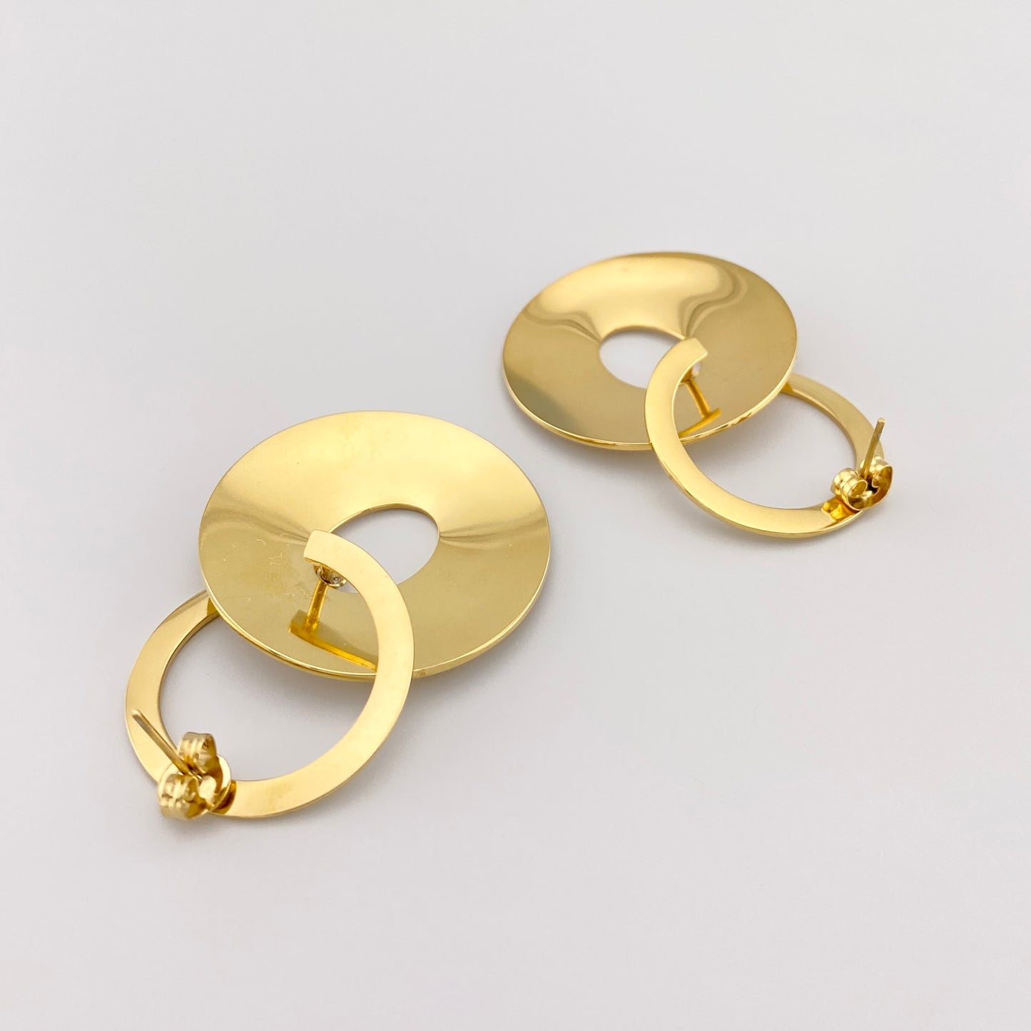 Pendientes de doble aro con textura satinada y estructura esculpida
