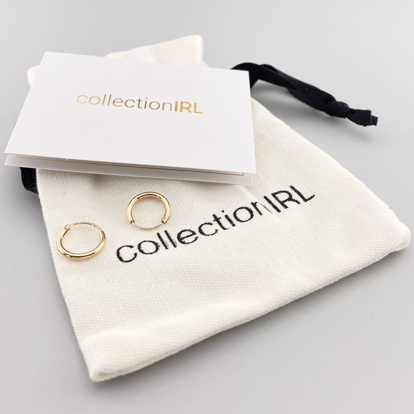 Créoles dorées IRL mini avec fermeture discrète et pochette griffée
