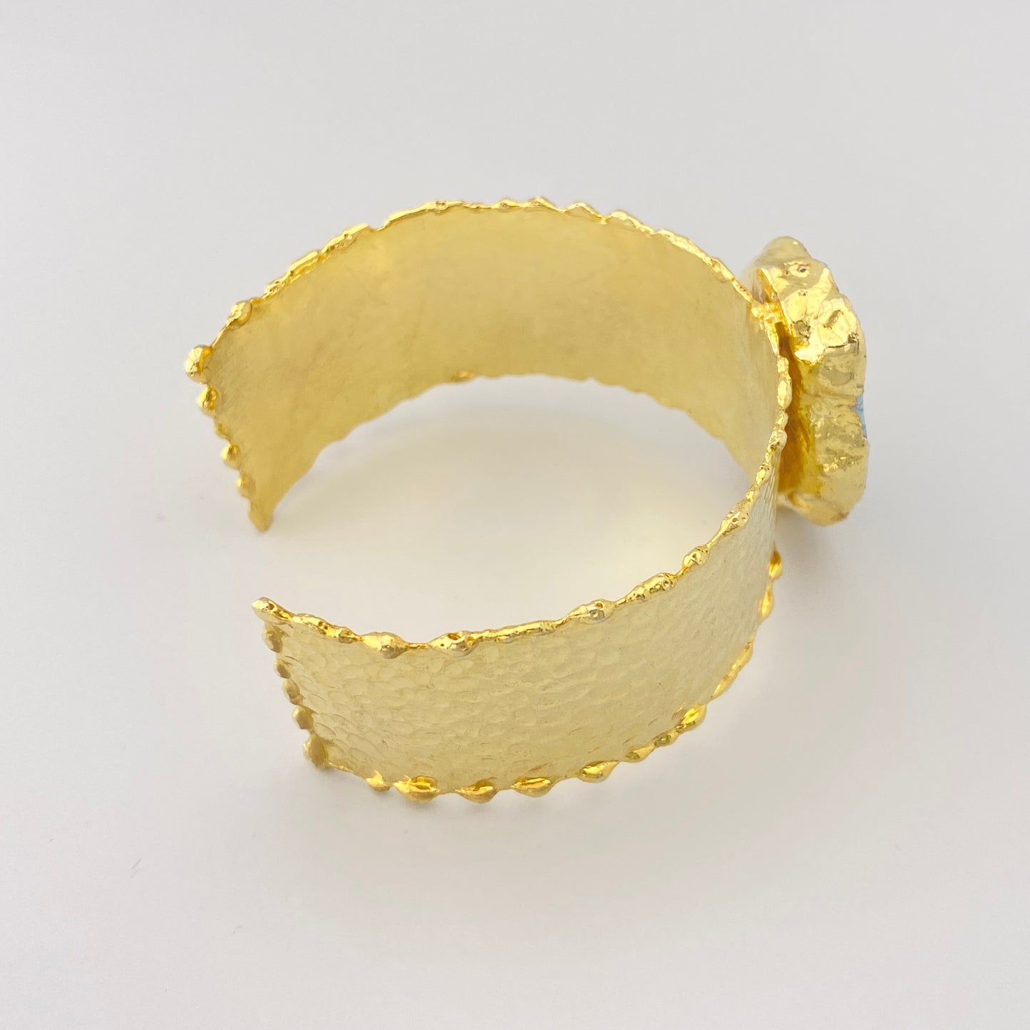 Bracelet manchette doré avec pierre turquoise brute et finition martelée