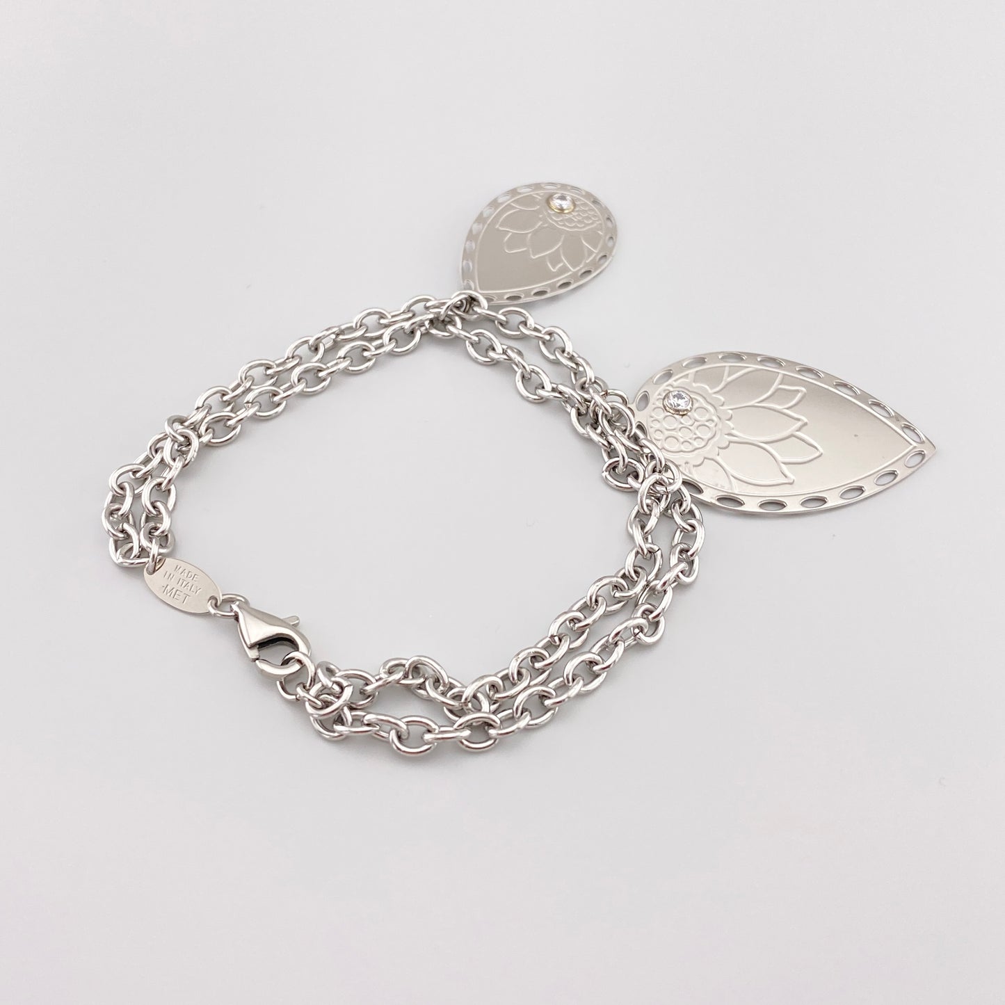 Pulsera italiana con colgantes de forma de gota y delicado brillo plateado