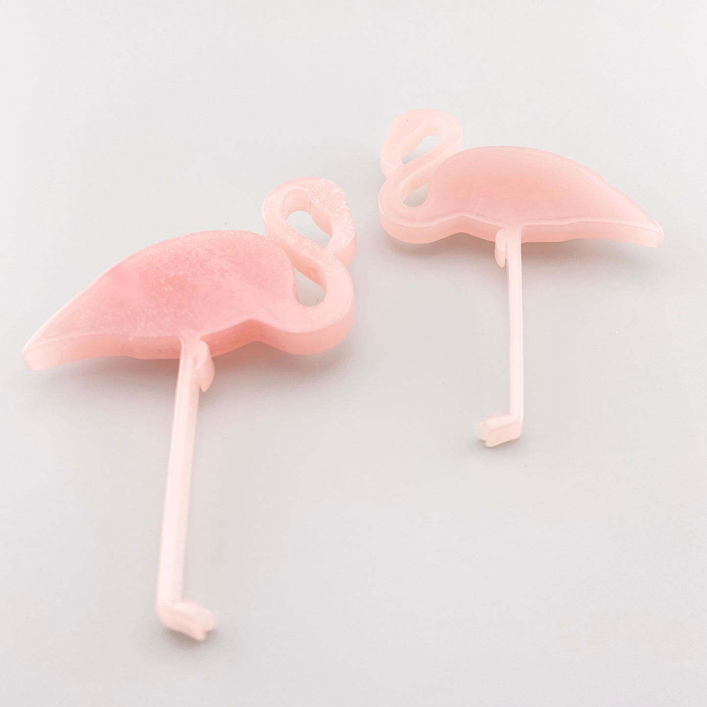 Conjunto de broches rosados en forma de flamencos