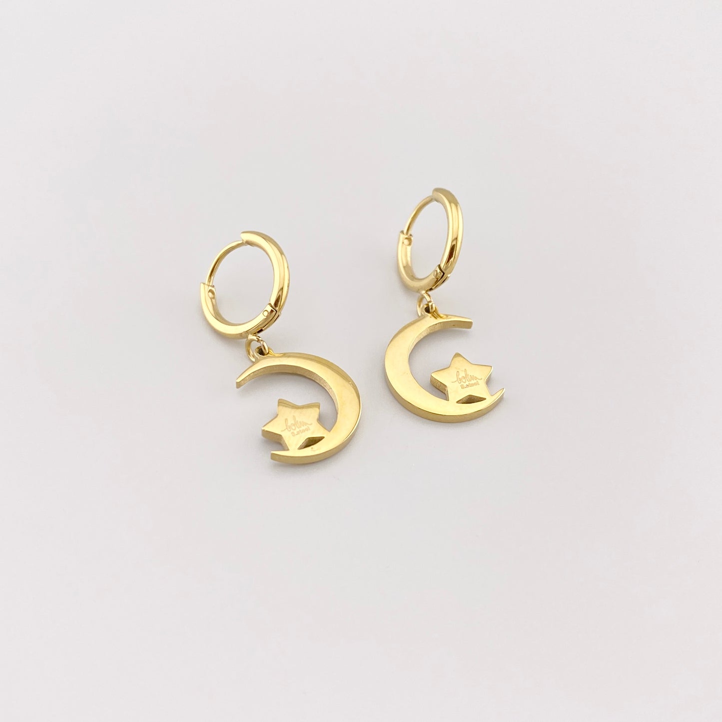 Aros IRL dorados con luna y estrella, circonitas pequeñas para un brillo sutil