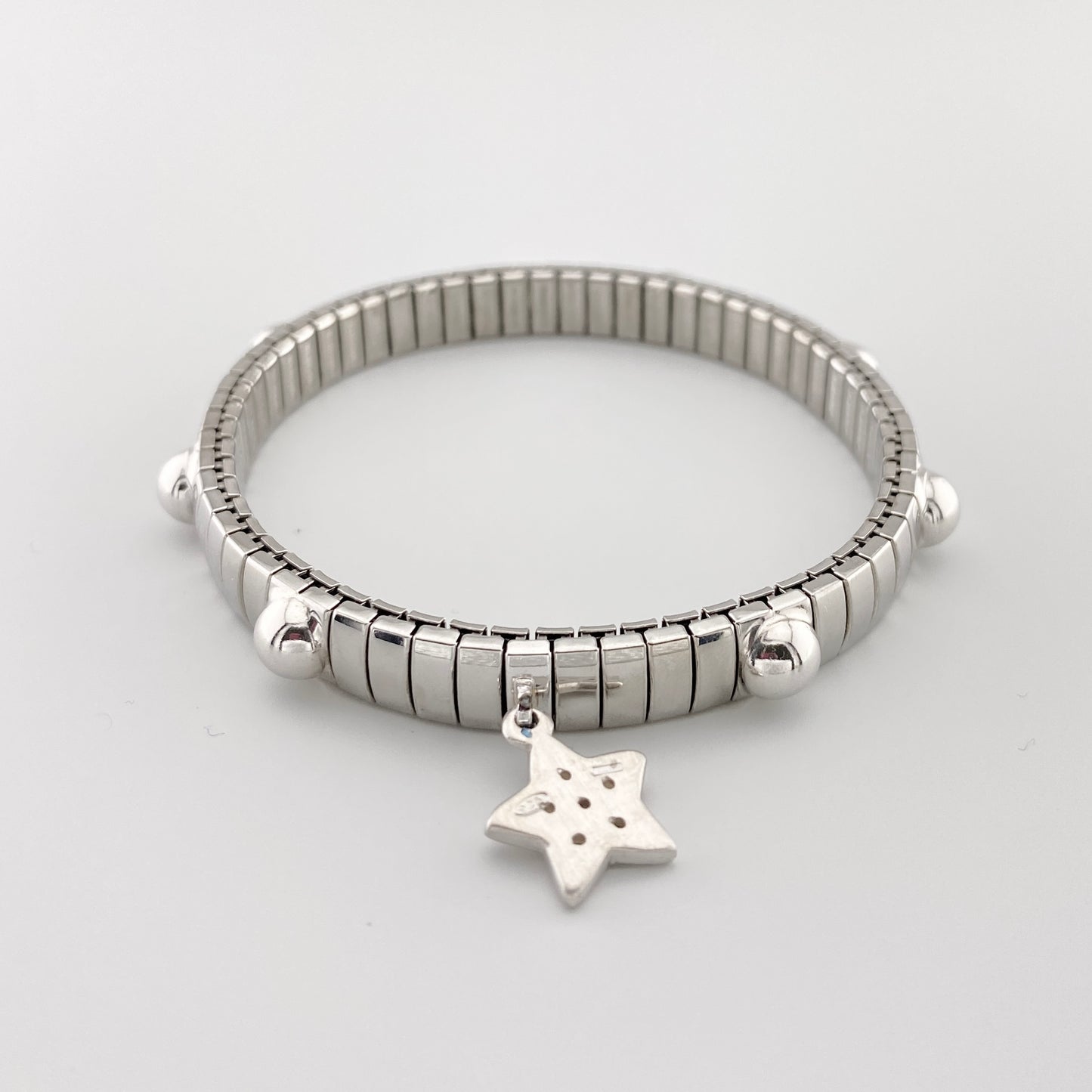 Pulsera Nomination con colgante de estrella sobre superficie reflectante
