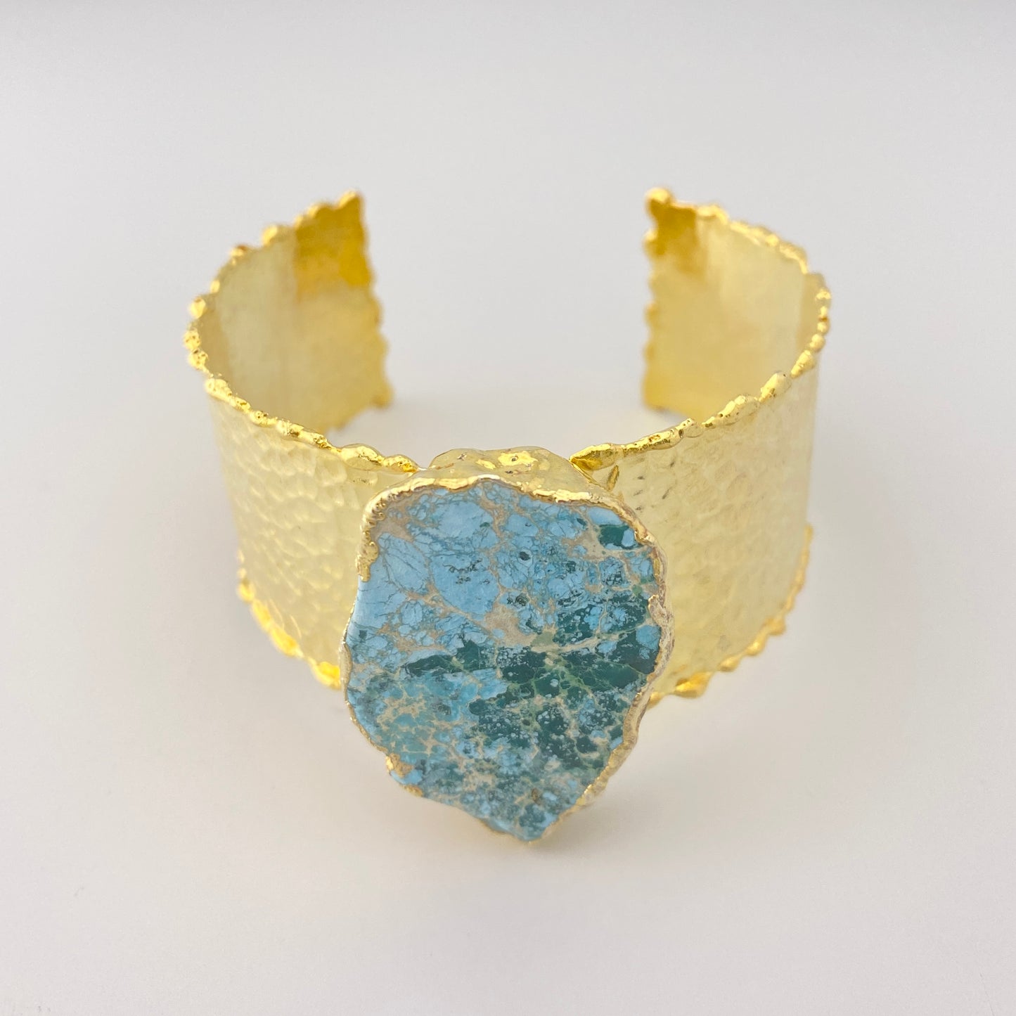 Brazalete dorado abierto con turquesa natural y textura mate