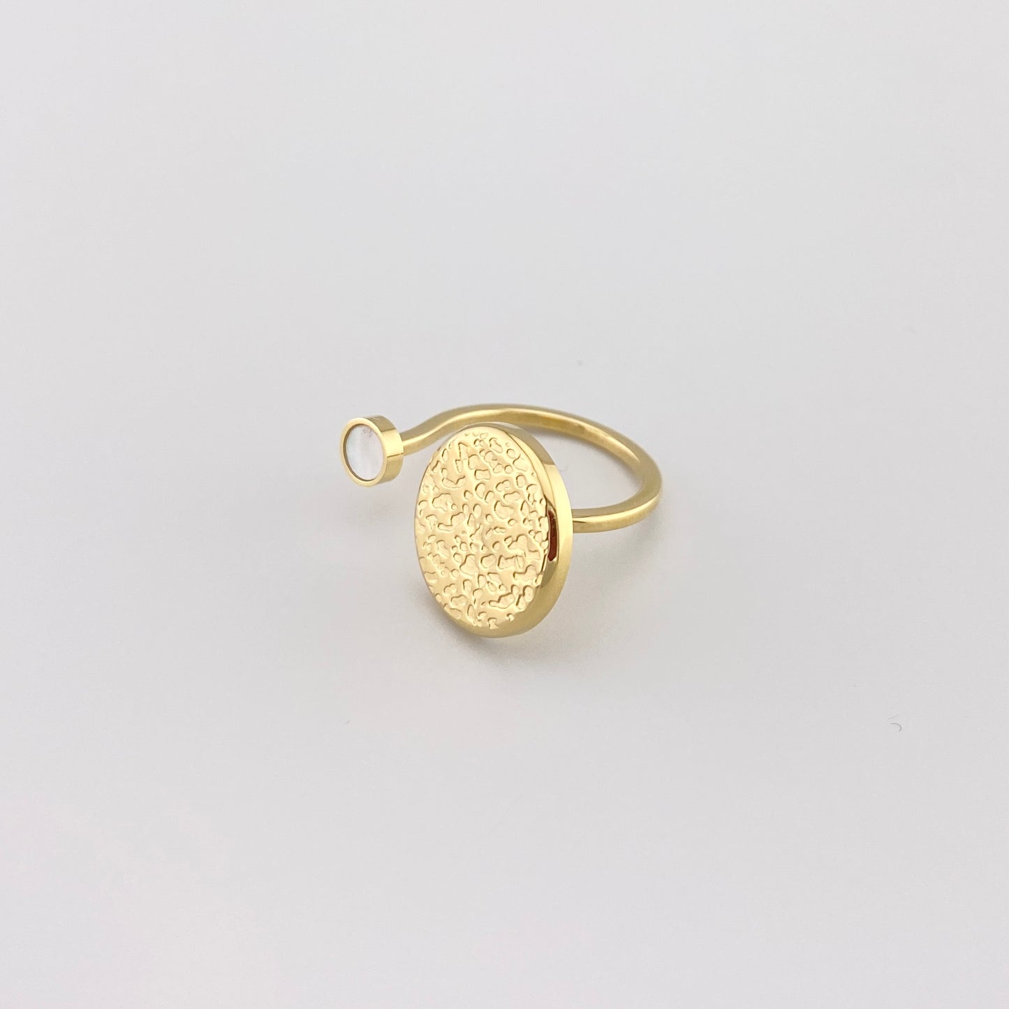 Anillo abierto IRL dorado con detalle martillado y perla visto de perfil