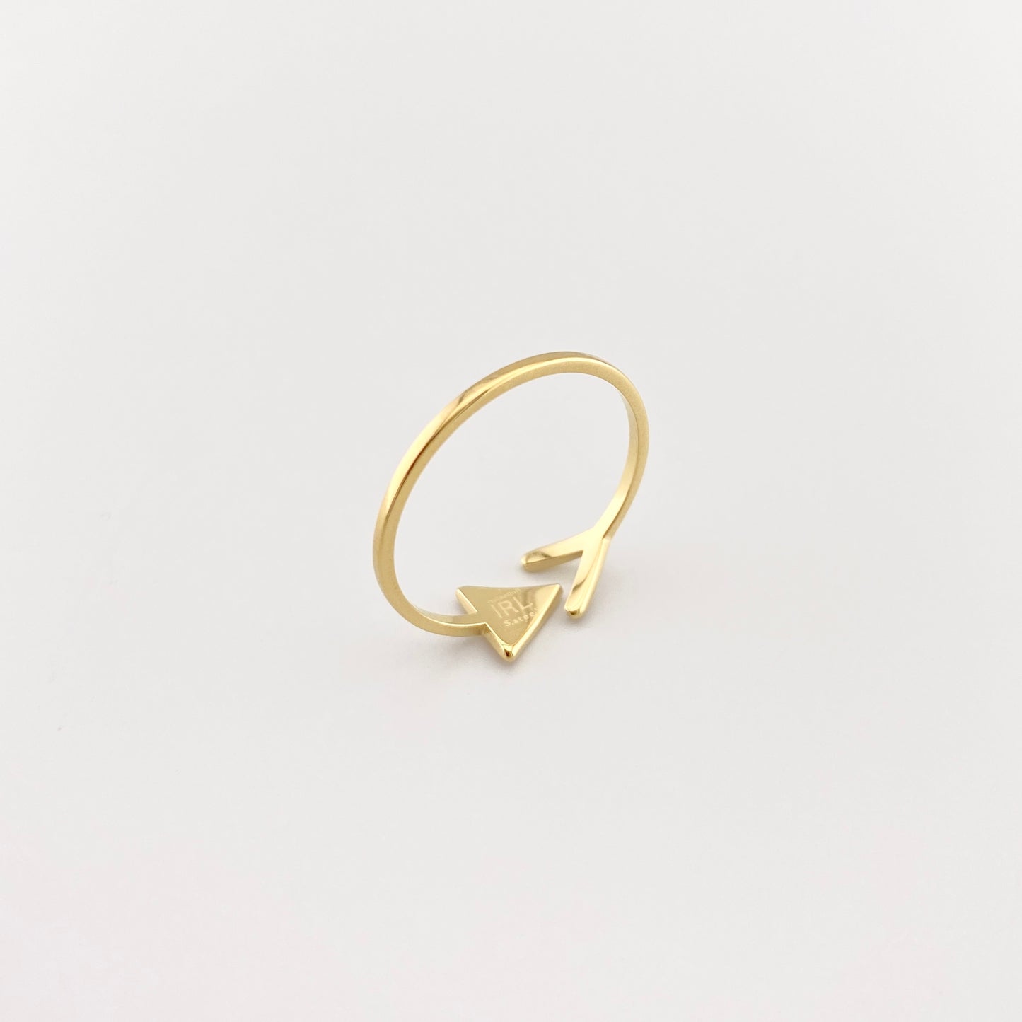 Bague ouverte IRL dorée avec détails géométriques vue de profil