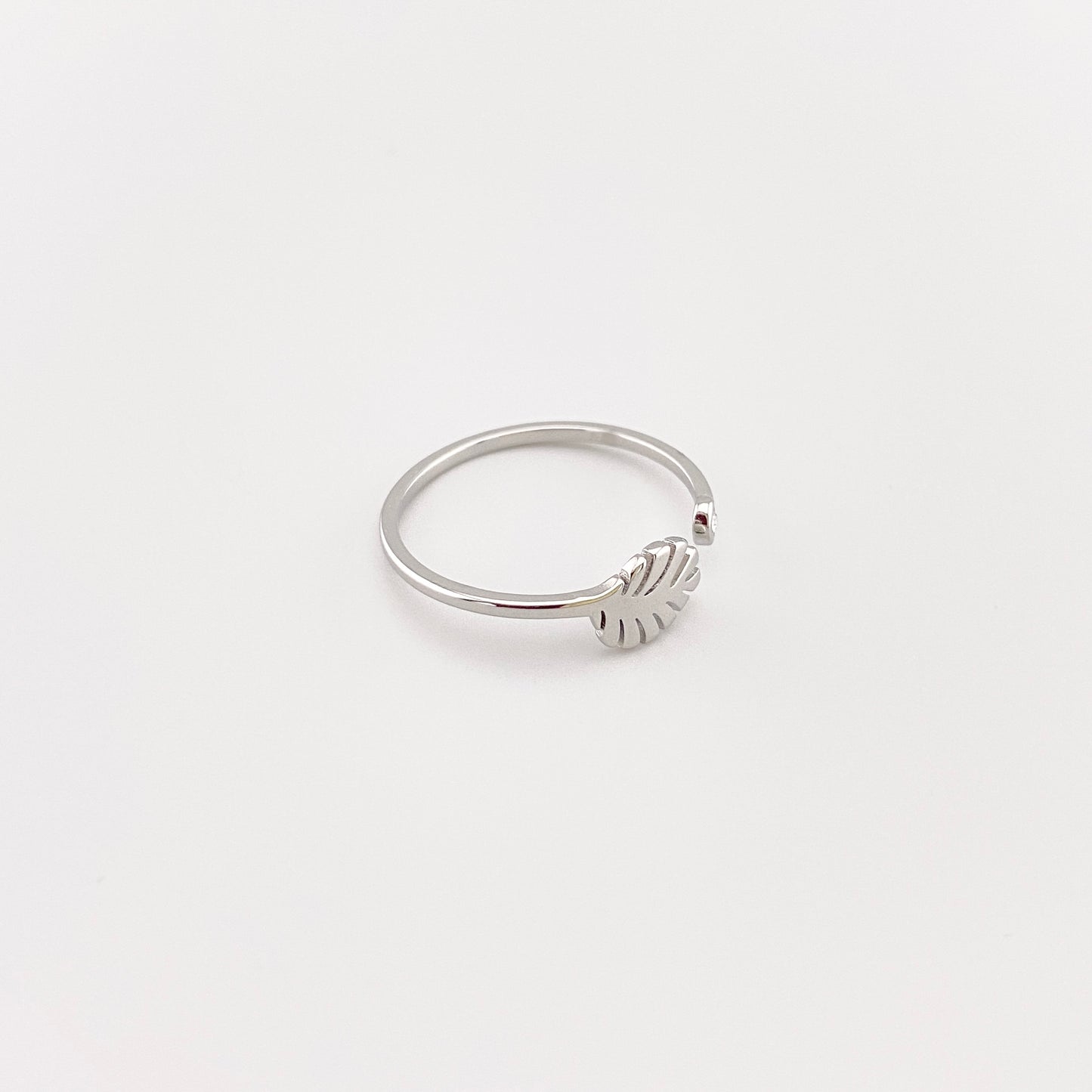 Anillo abierto IRL de acero con hoja y circonita visto de cerca